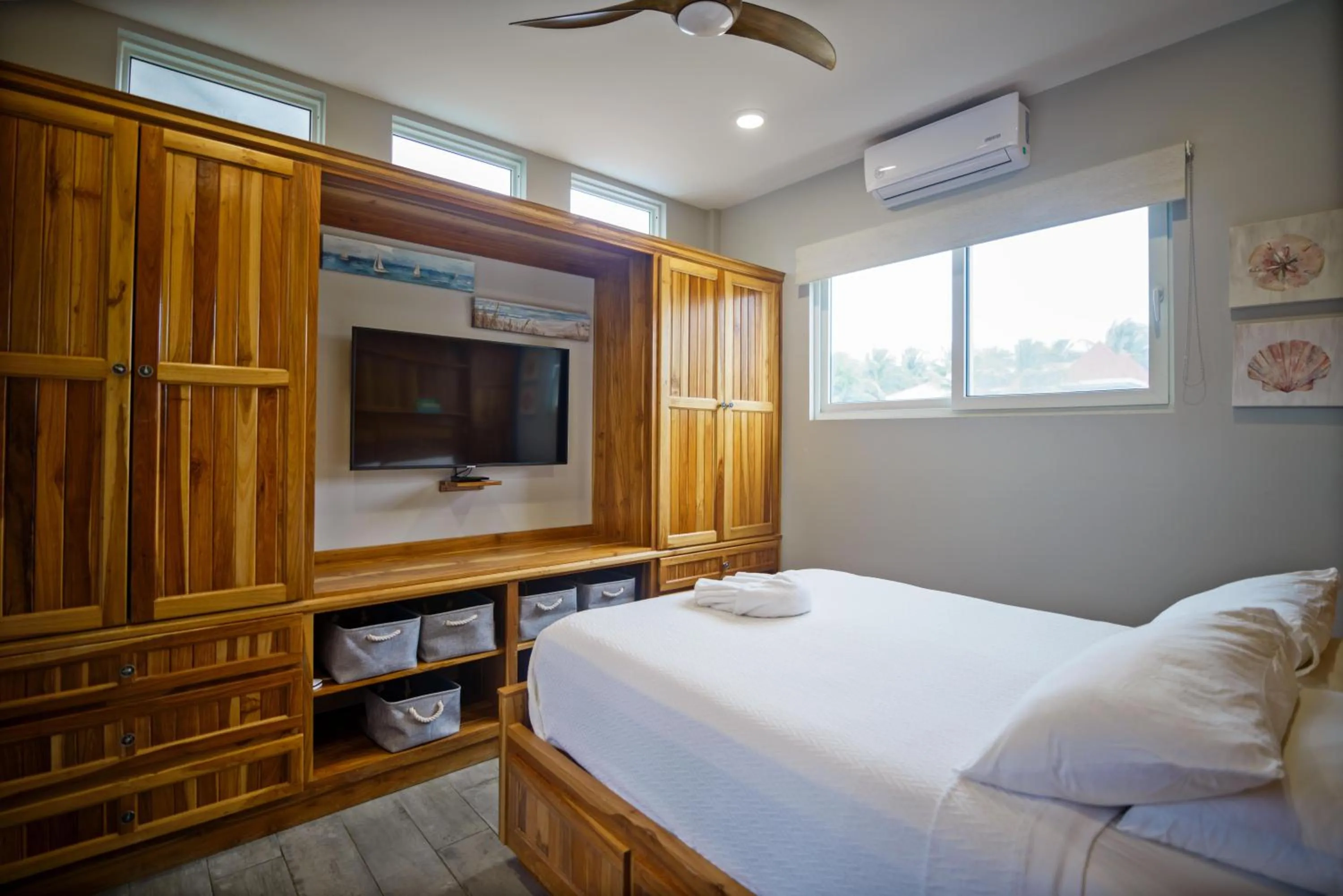 Bedroom, Bed in Ocean Breeze