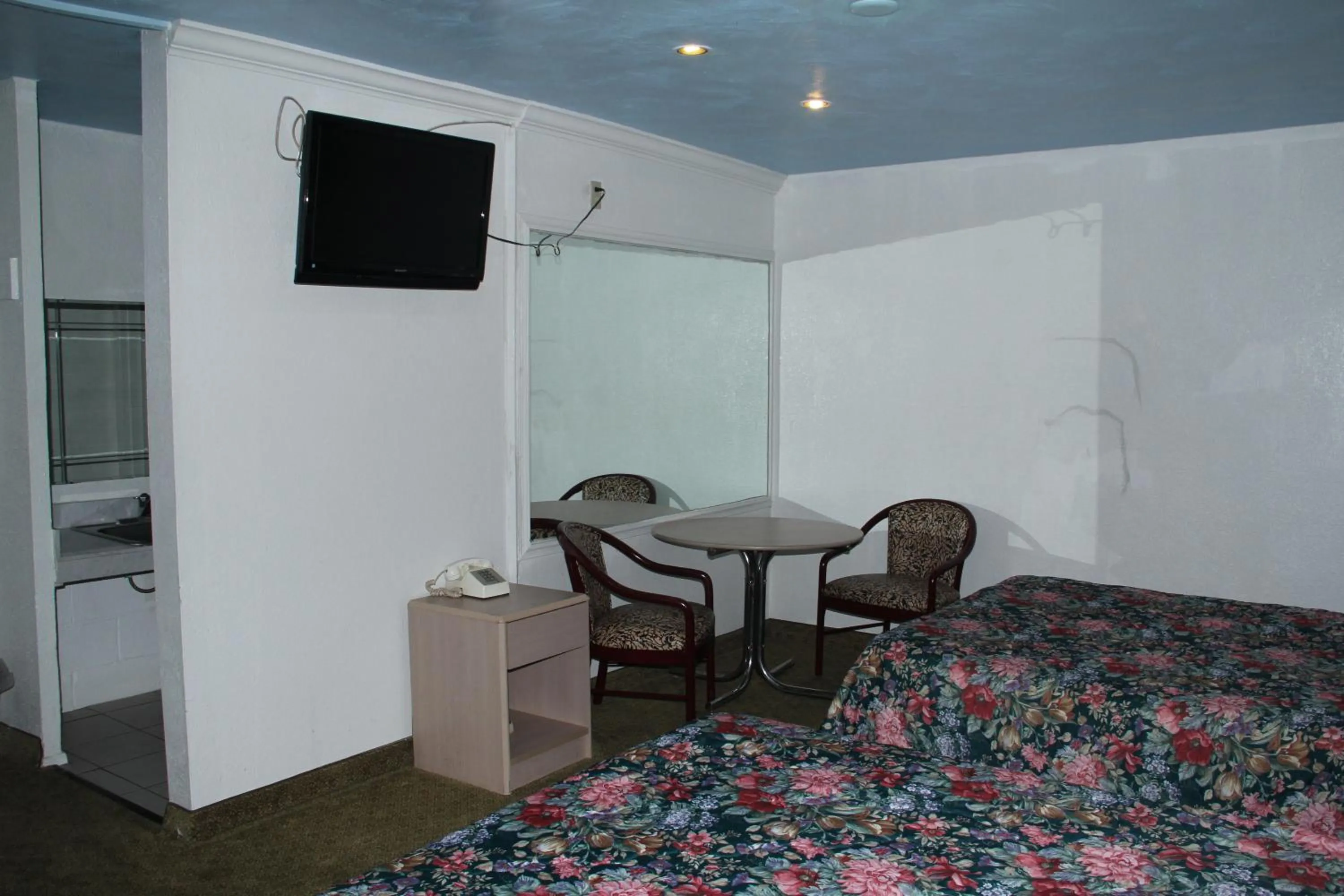 Photo of the whole room, Bed in Choice Inn San Antonio