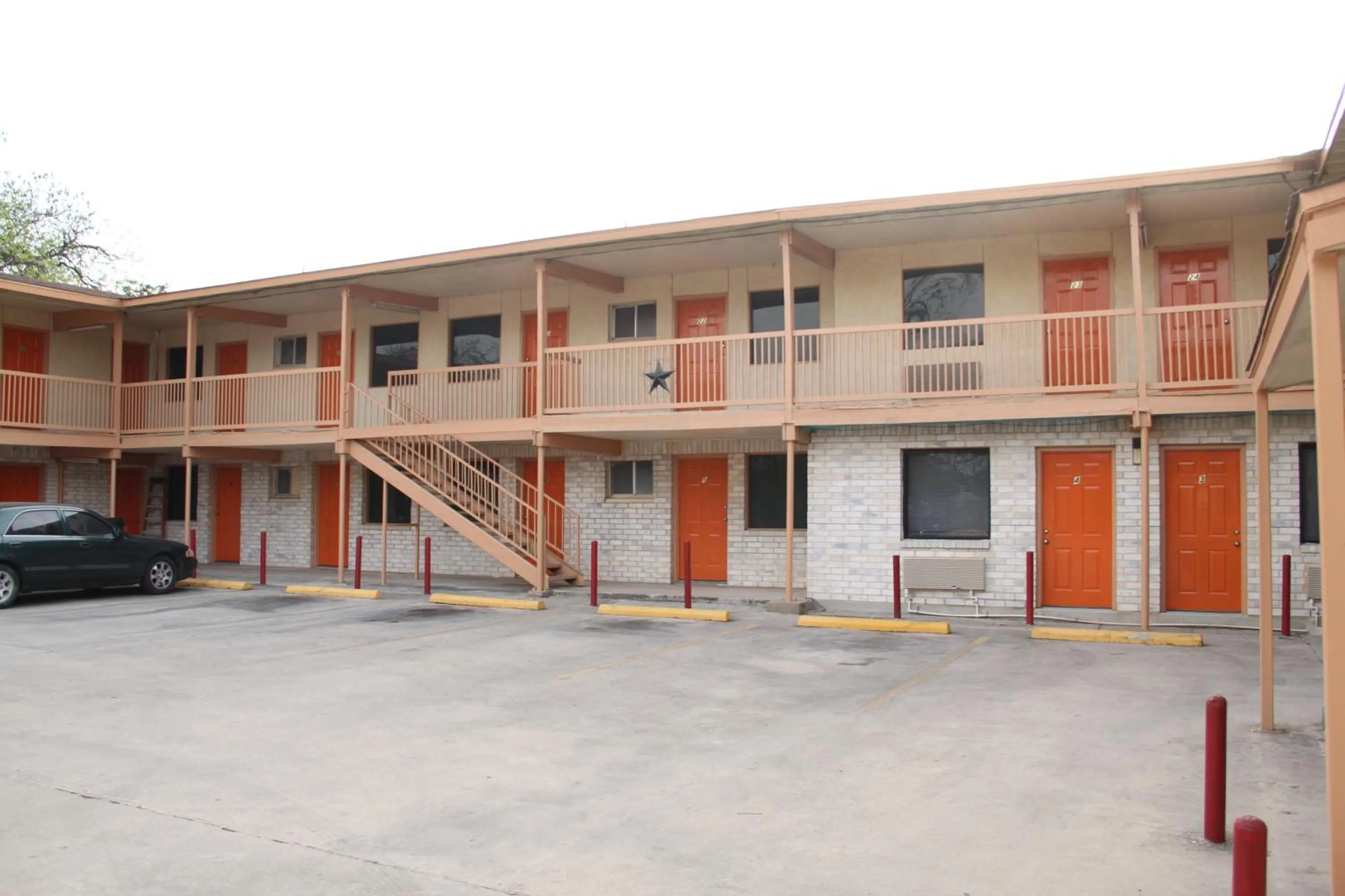 Property building in Choice Inn San Antonio