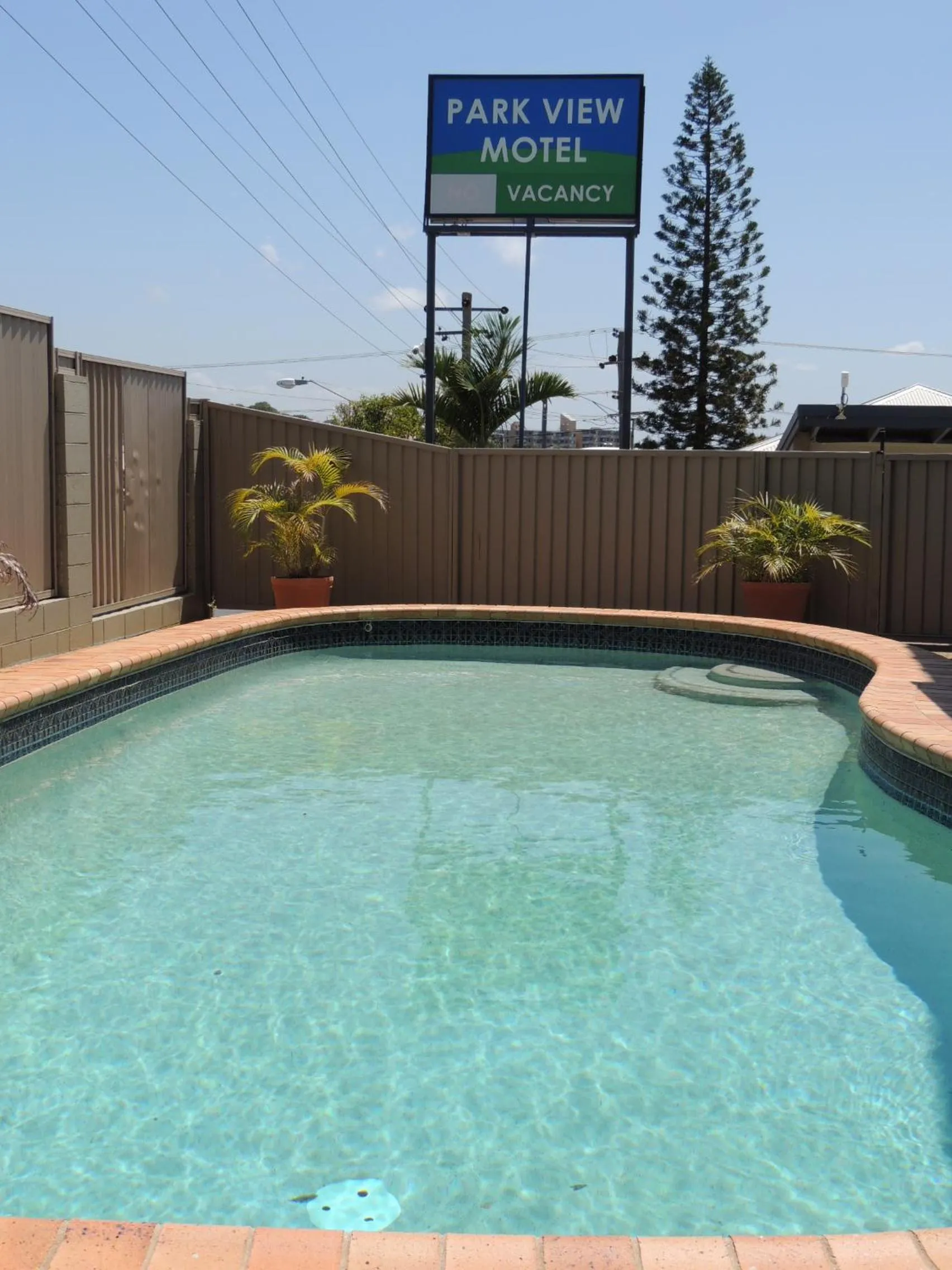 Swimming pool in Park View Motel
