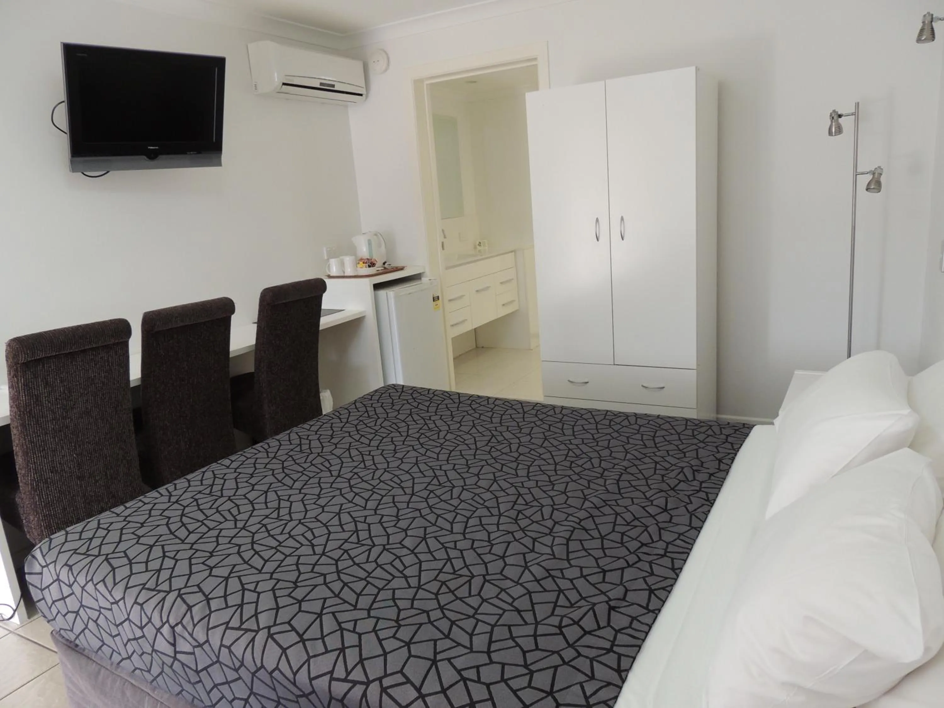 Bed in Park View Motel