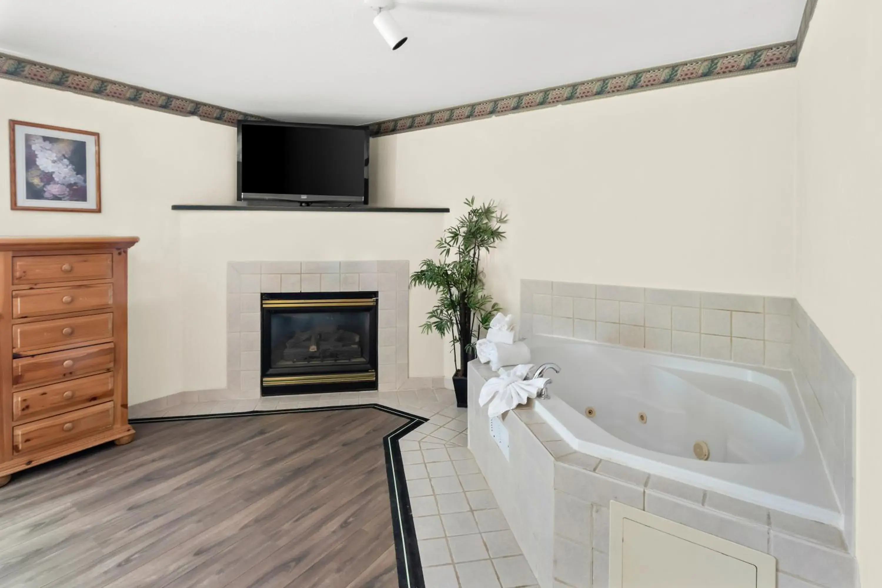 Hot Tub in GuestHouse Inn & Suites Kelso/Longview Hot Tub in GuestHouse Inn & Suites Kelso/Longview