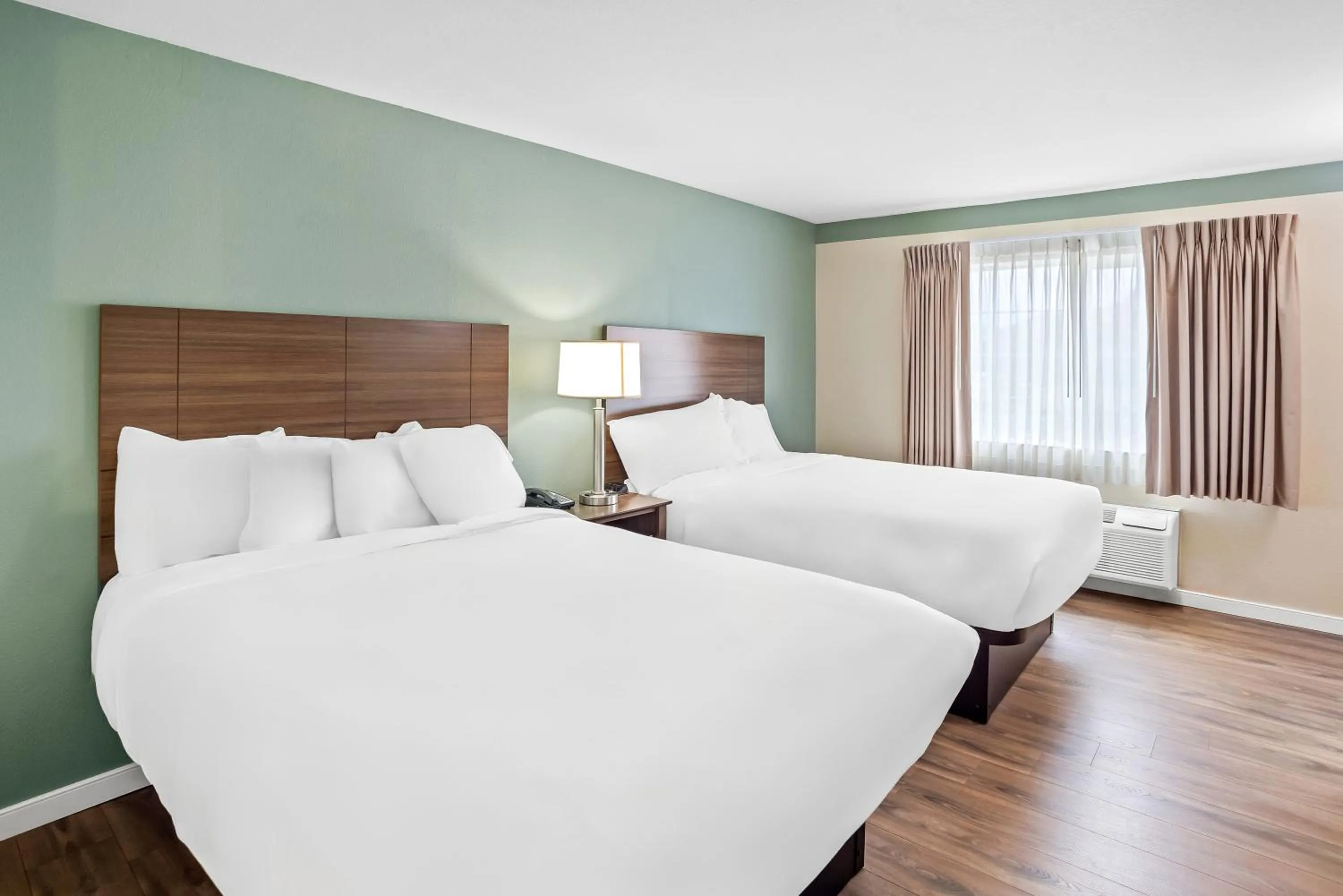 Bed in GuestHouse Inn & Suites Kelso/Longview