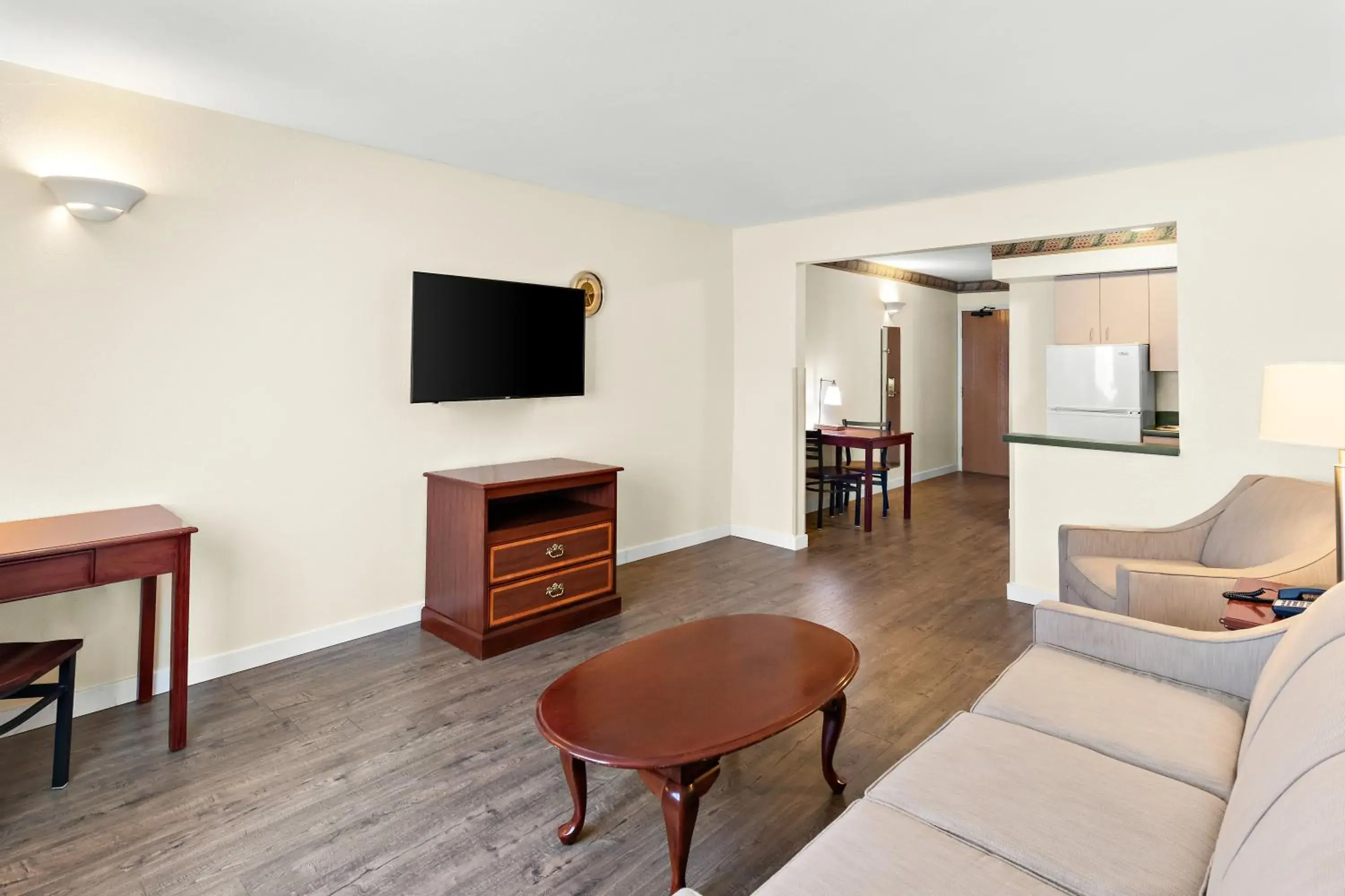 TV and multimedia in GuestHouse Inn & Suites Kelso/Longview TV and multimedia in GuestHouse Inn & Suites Kelso/Longview