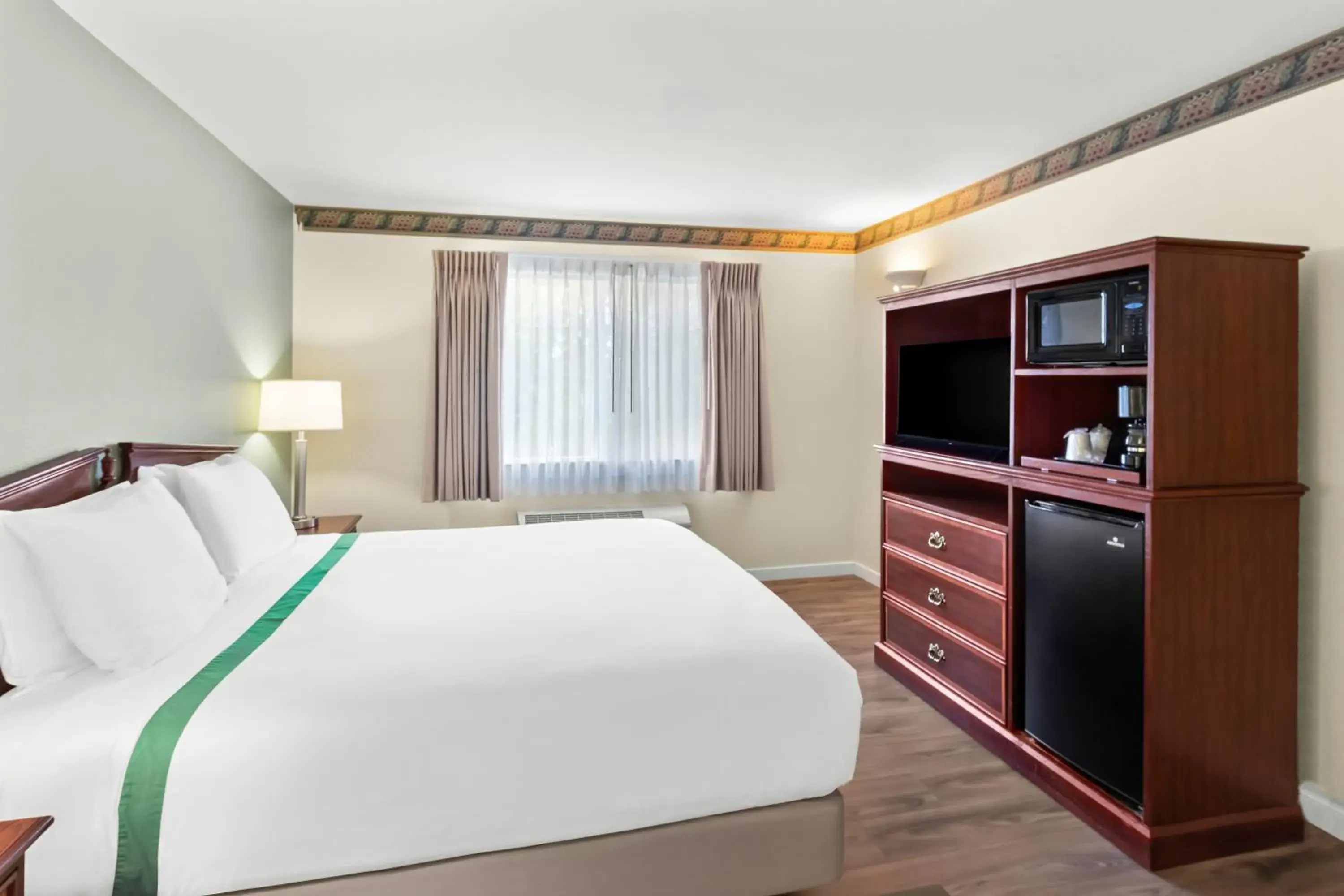 Bed in GuestHouse Inn & Suites Kelso/Longview Bed in GuestHouse Inn & Suites Kelso/Longview