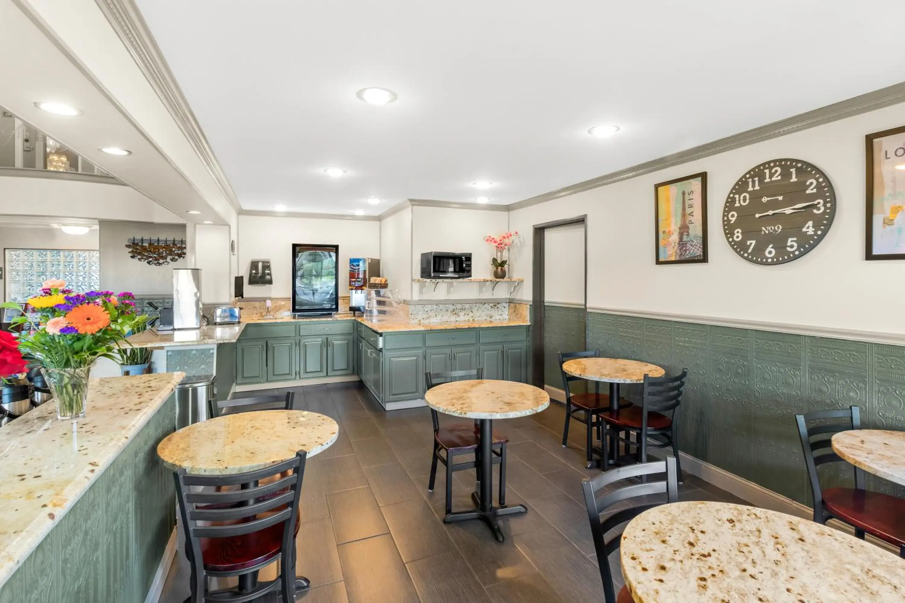 Food and drinks in GuestHouse Inn & Suites Kelso/Longview Food and drinks in GuestHouse Inn & Suites Kelso/Longview