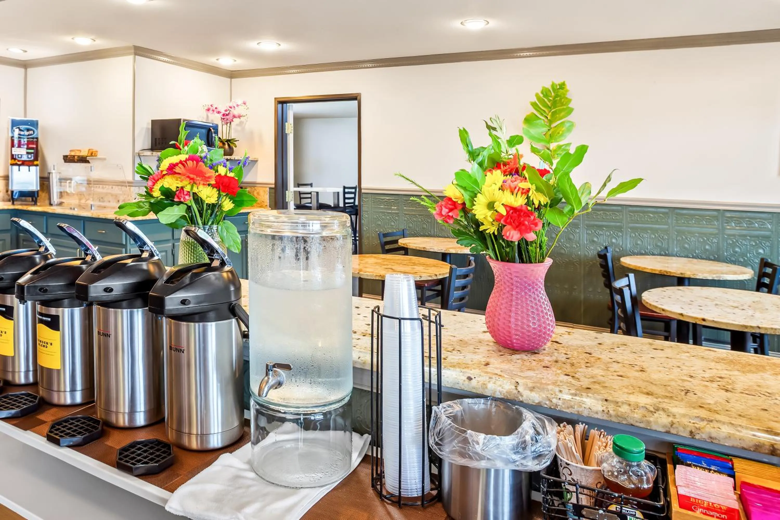 Breakfast in GuestHouse Inn & Suites Kelso/Longview