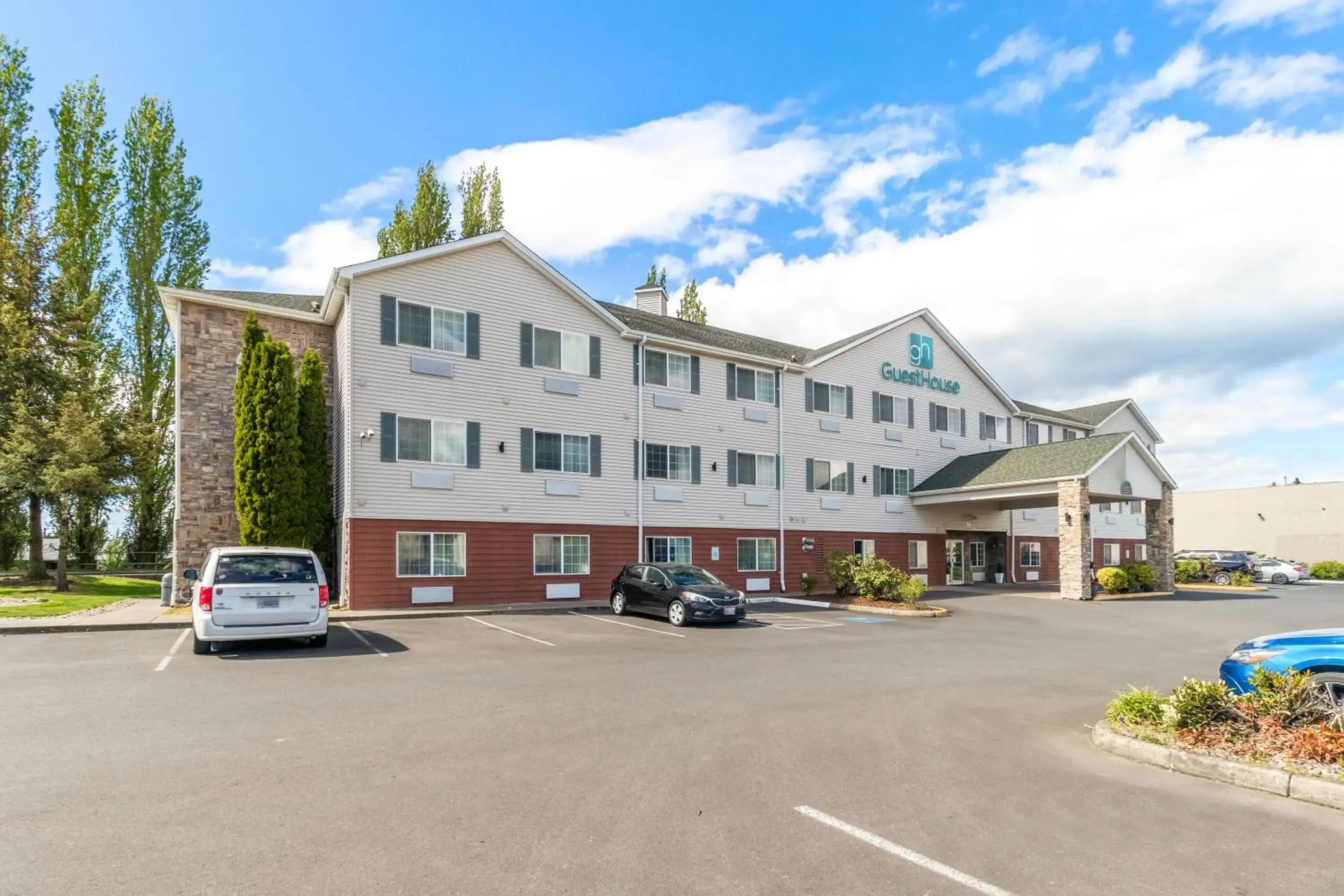 Property building in GuestHouse Inn & Suites Kelso/Longview Property building in GuestHouse Inn & Suites Kelso/Longview