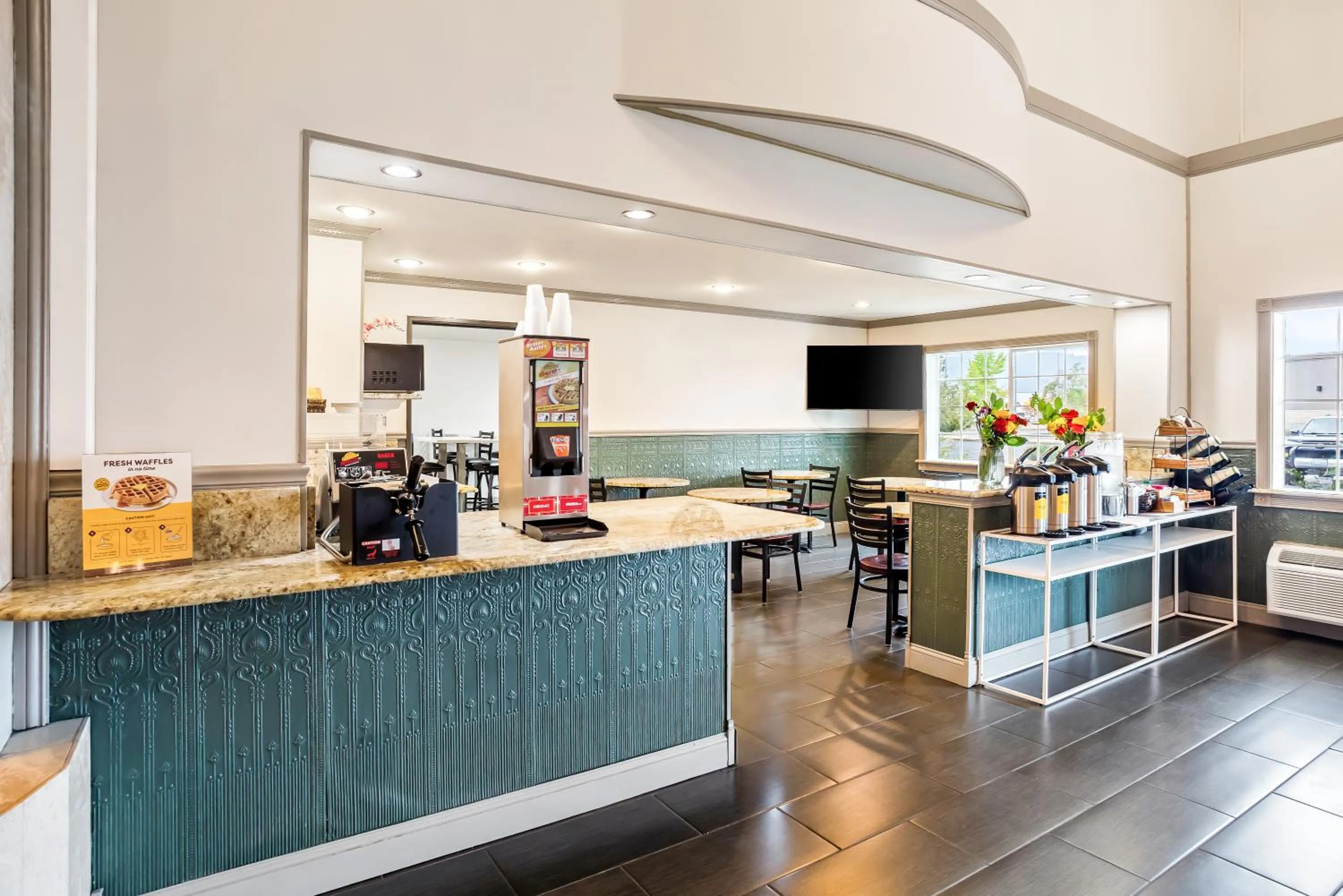 Breakfast in GuestHouse Inn & Suites Kelso/Longview