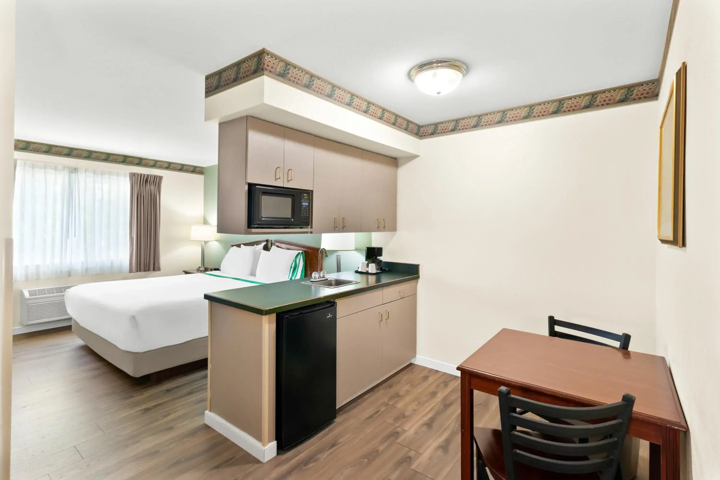 Bed in GuestHouse Inn & Suites Kelso/Longview Bed in GuestHouse Inn & Suites Kelso/Longview