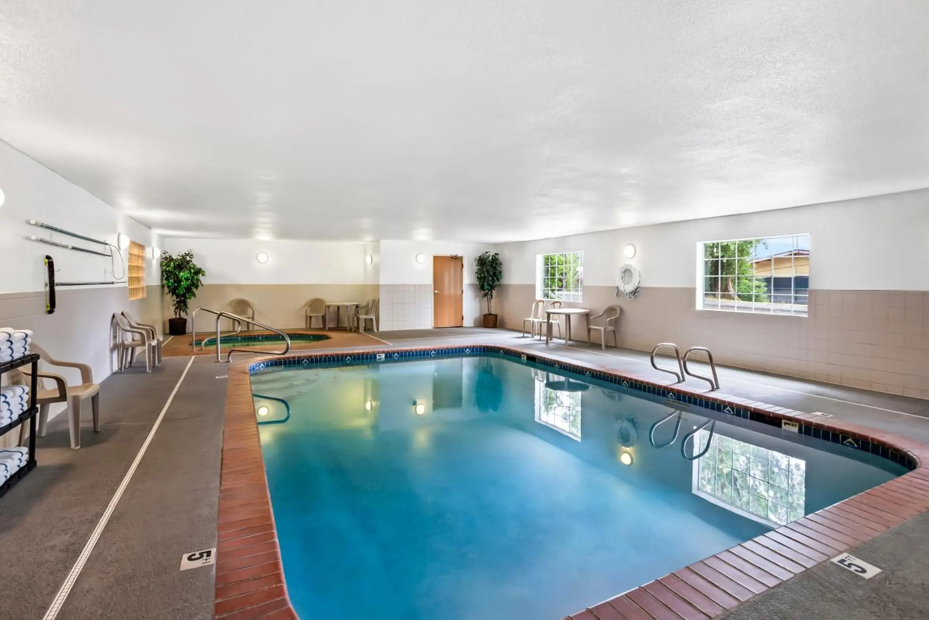 Swimming pool in GuestHouse Inn & Suites Kelso/Longview Swimming pool in GuestHouse Inn & Suites Kelso/Longview