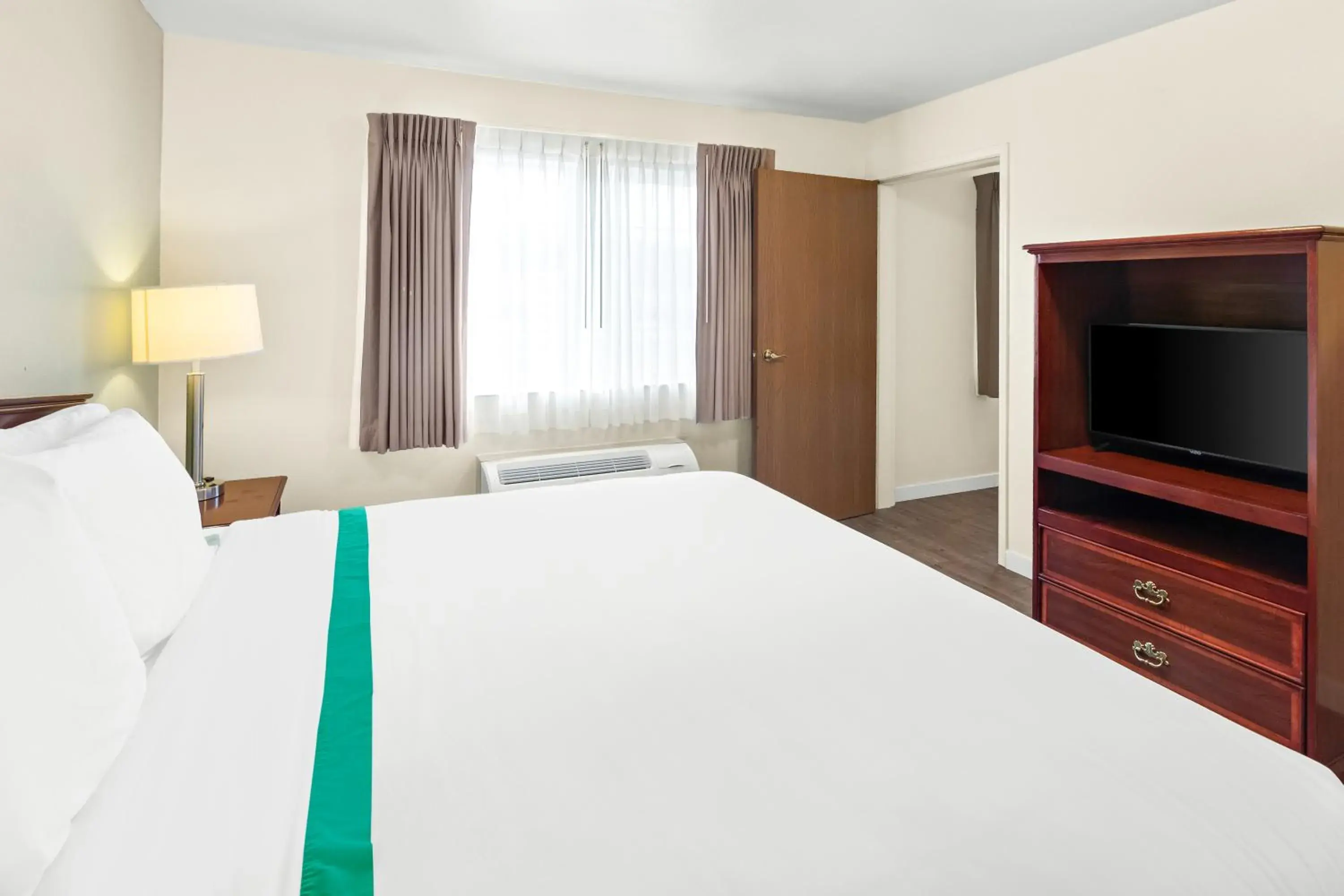 Bed in GuestHouse Inn & Suites Kelso/Longview Bed in GuestHouse Inn & Suites Kelso/Longview