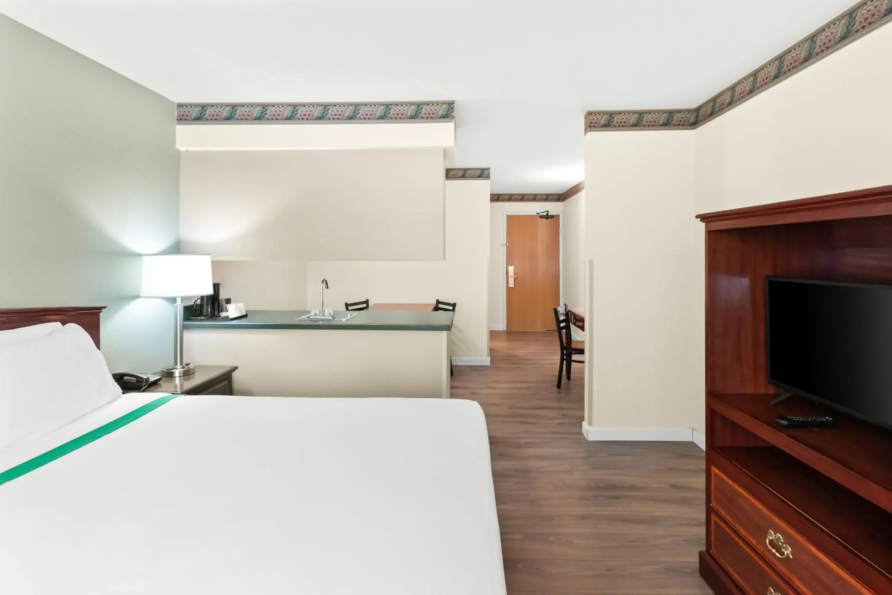 Bed in GuestHouse Inn & Suites Kelso/Longview Bed in GuestHouse Inn & Suites Kelso/Longview