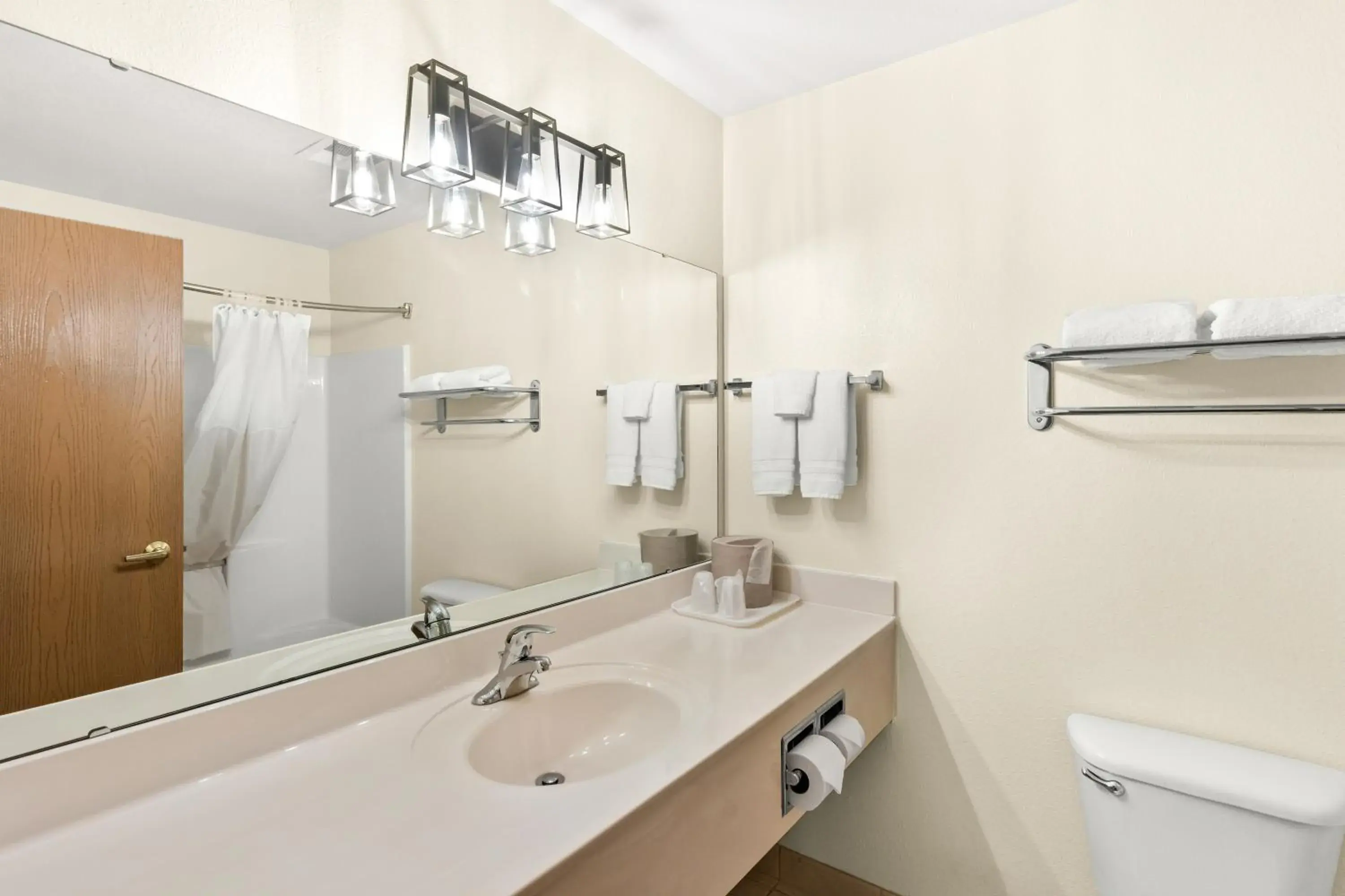 Shower in GuestHouse Inn & Suites Kelso/Longview Shower in GuestHouse Inn & Suites Kelso/Longview