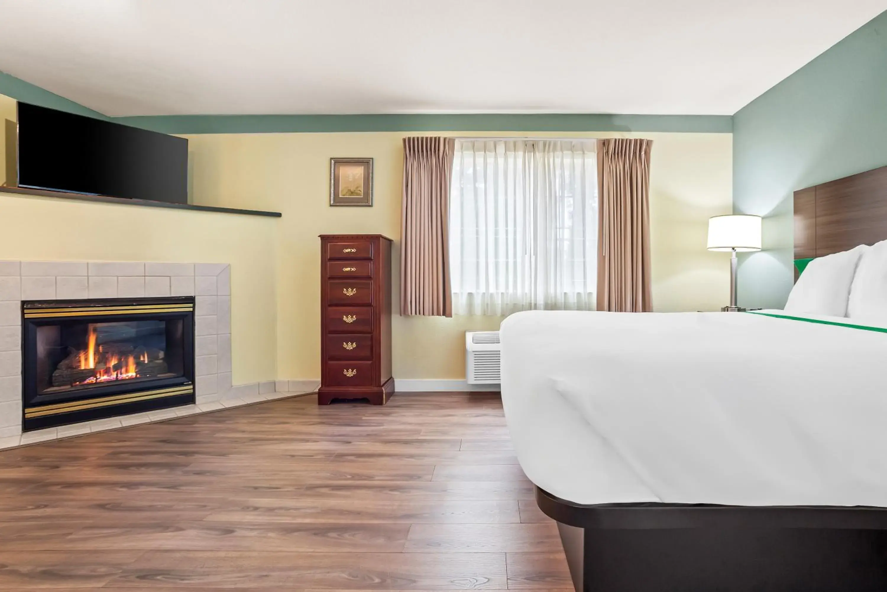 Bed in GuestHouse Inn & Suites Kelso/Longview Bed in GuestHouse Inn & Suites Kelso/Longview