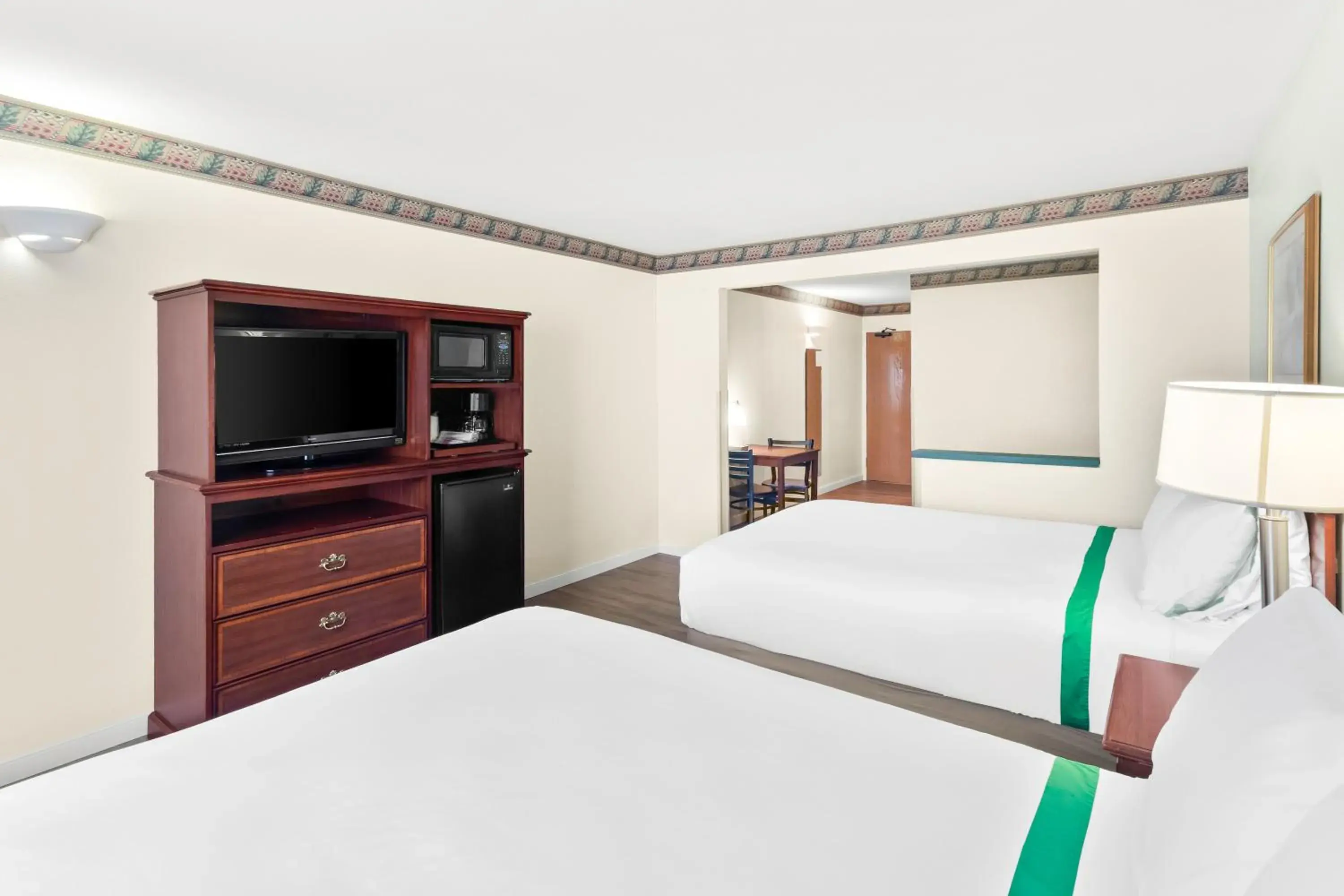 Bed in GuestHouse Inn & Suites Kelso/Longview Bed in GuestHouse Inn & Suites Kelso/Longview