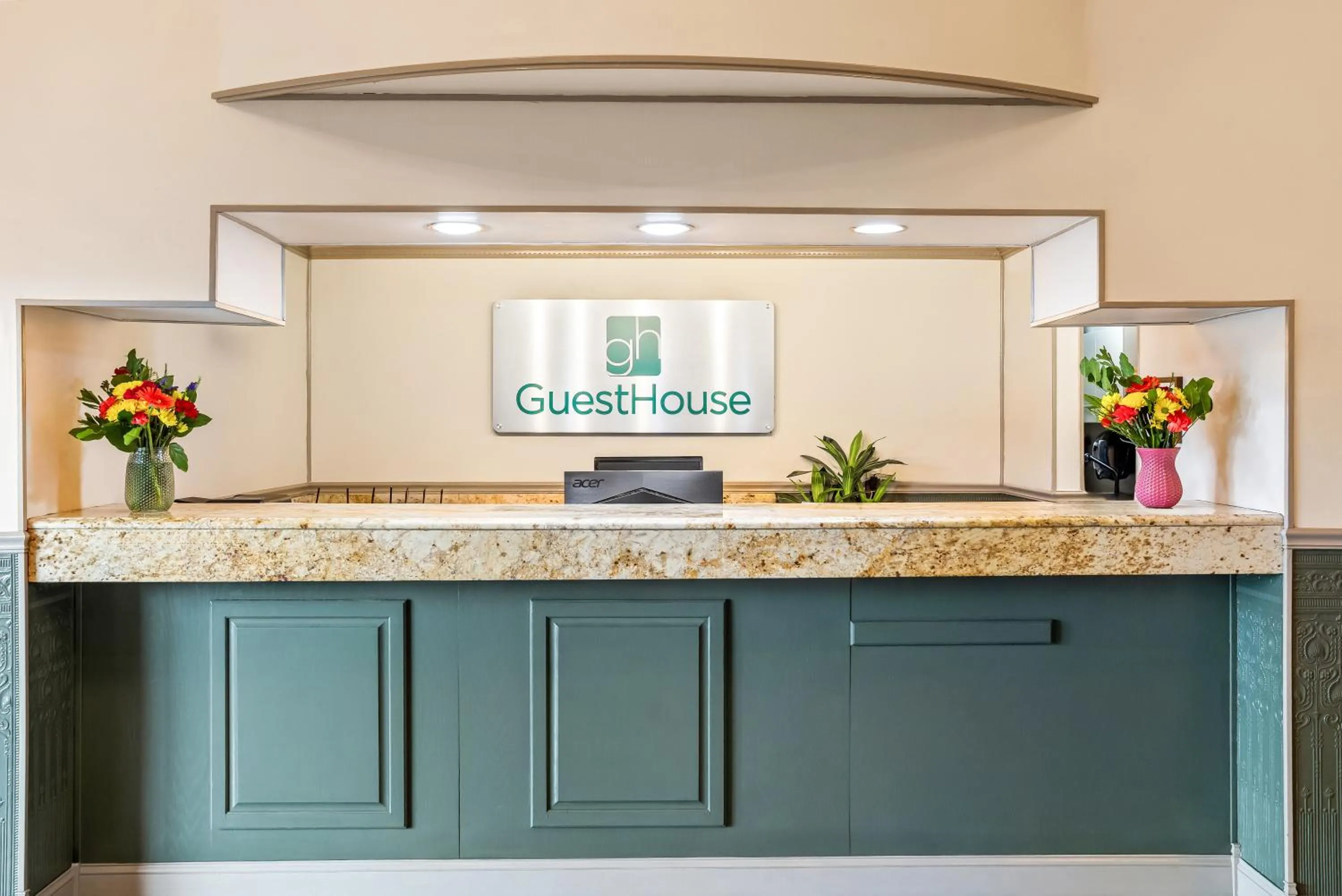 concierge in GuestHouse Inn & Suites Kelso/Longview