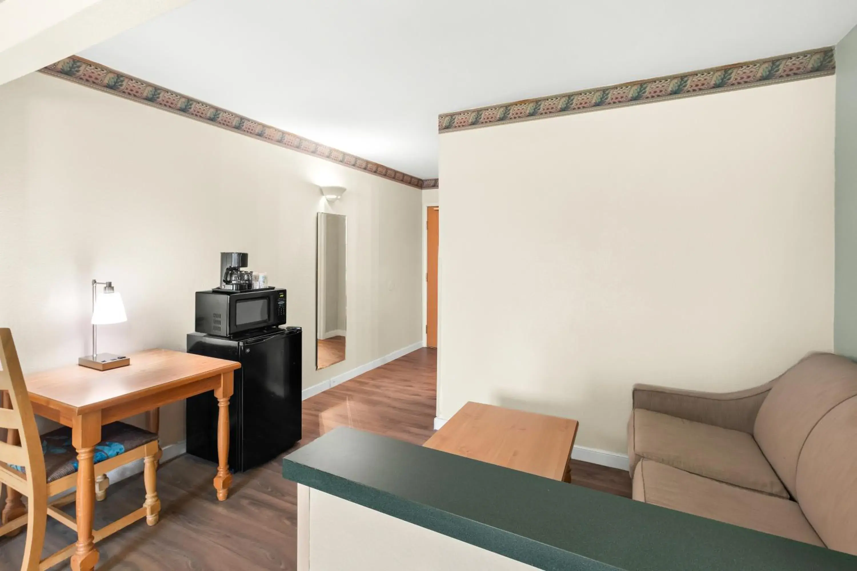 Seating area in GuestHouse Inn & Suites Kelso/Longview Seating area in GuestHouse Inn & Suites Kelso/Longview