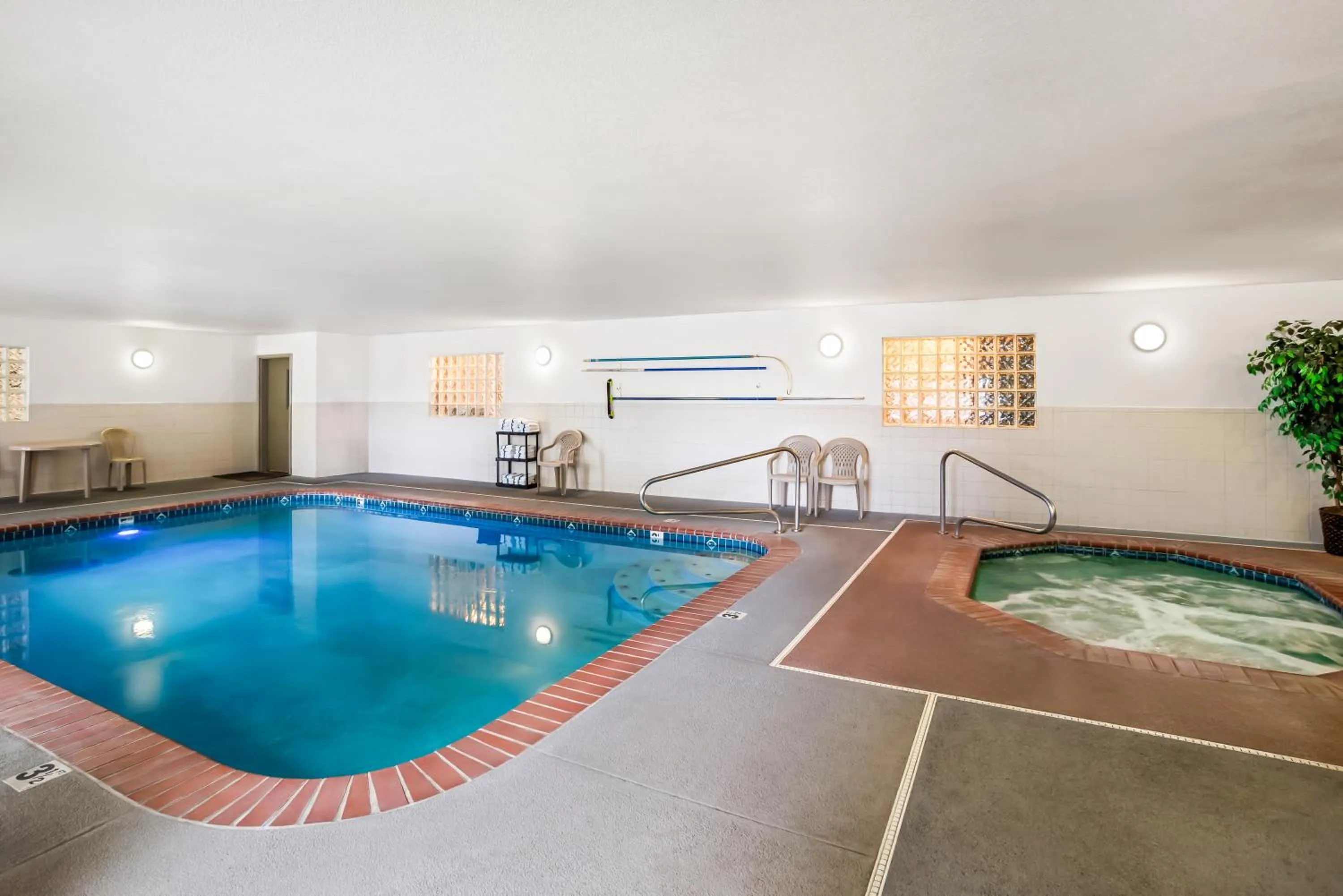 Swimming pool in GuestHouse Inn & Suites Kelso/Longview