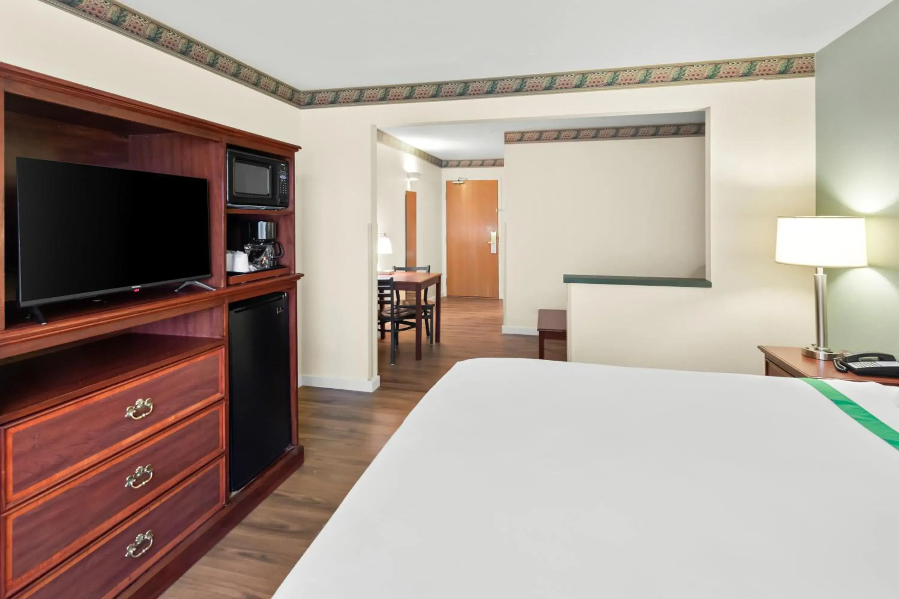 TV and multimedia, Bed in GuestHouse Inn & Suites Kelso/Longview TV and multimedia, Bed in GuestHouse Inn & Suites Kelso/Longview