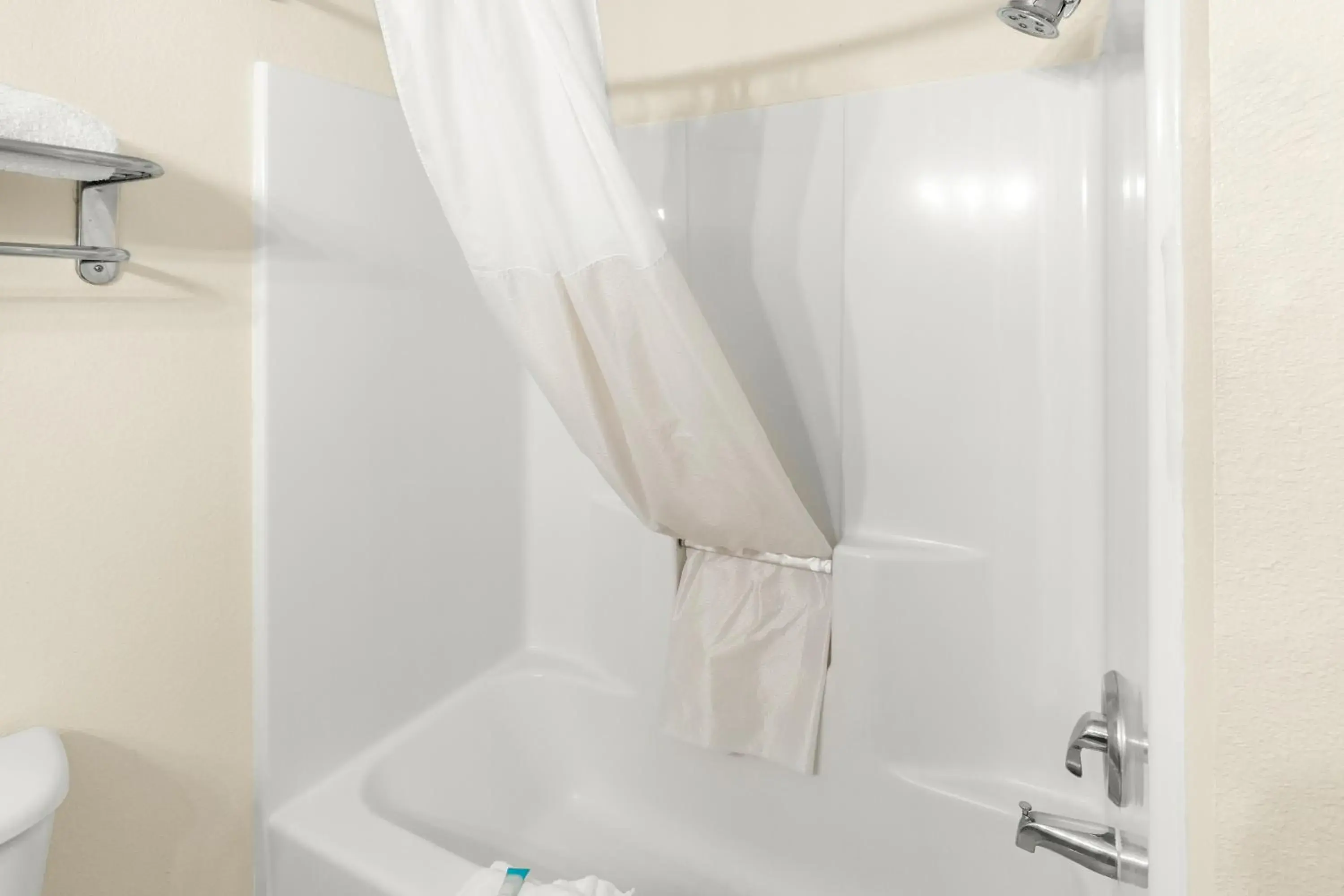 Shower in GuestHouse Inn & Suites Kelso/Longview Shower in GuestHouse Inn & Suites Kelso/Longview