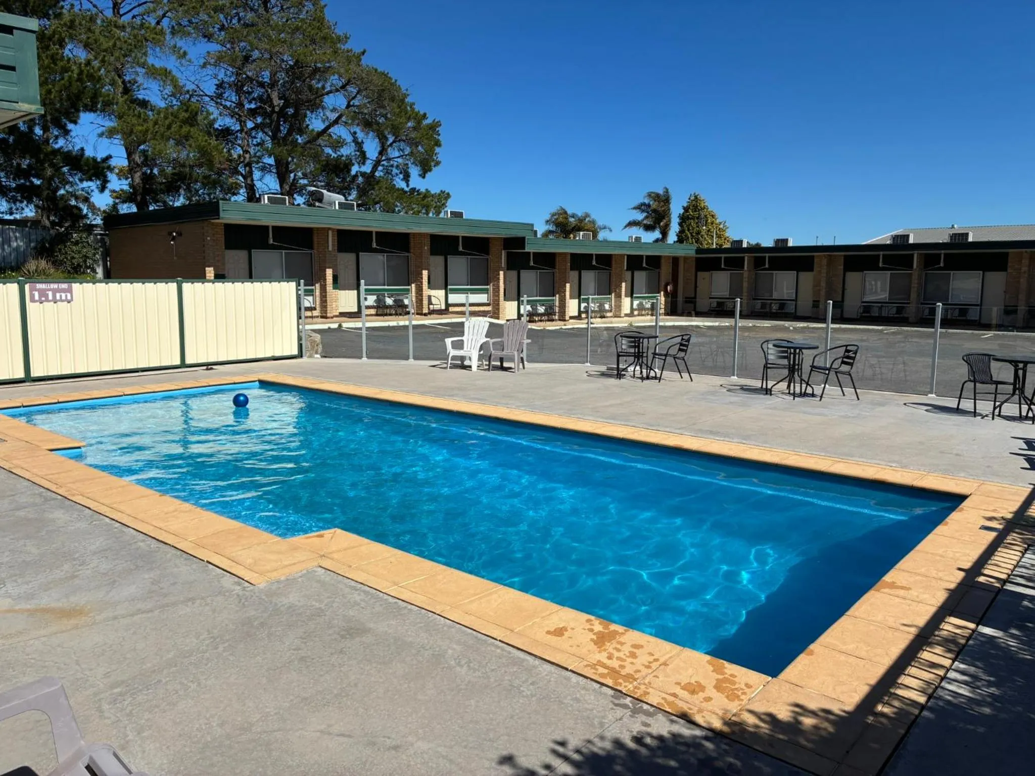 Swimming pool in Hi Way Eight Motor Inn