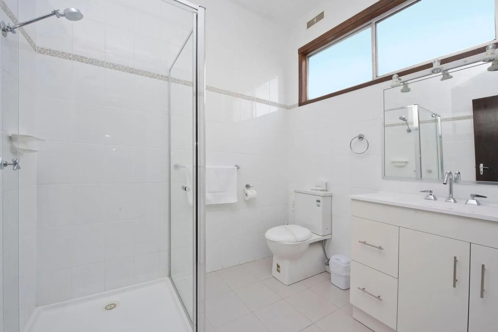 Shower in Hi Way Eight Motor Inn