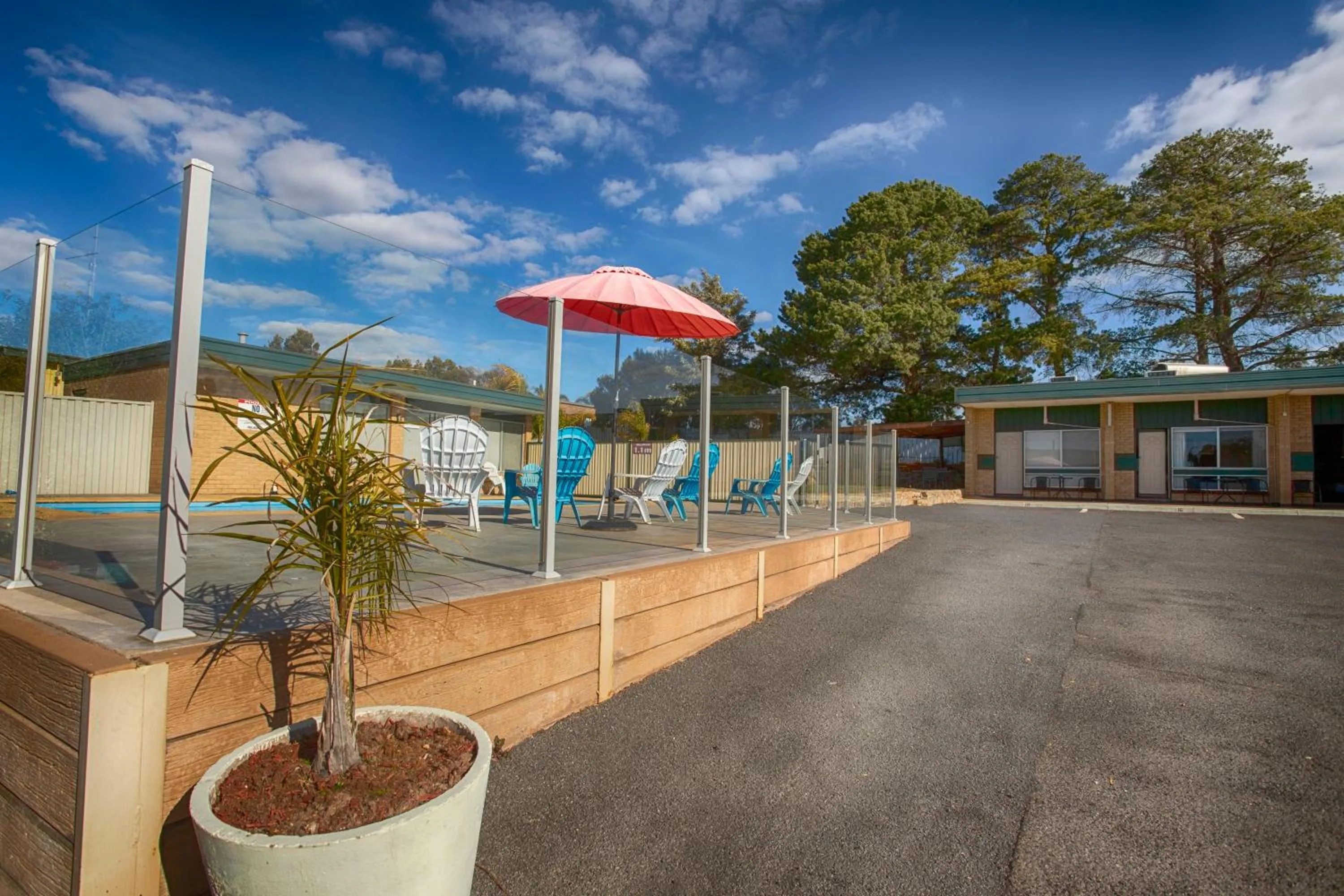 Patio in Hi Way Eight Motor Inn