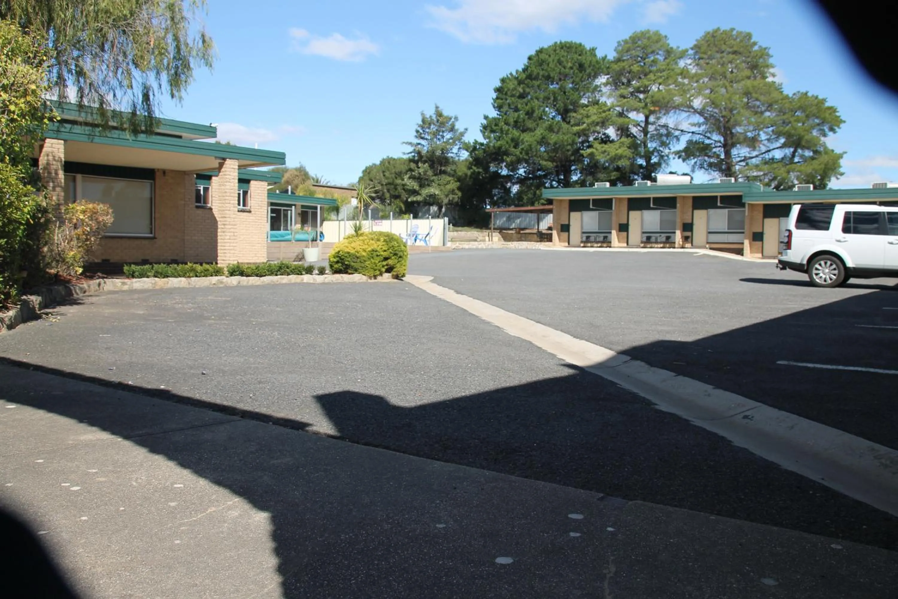 Property building in Hi Way Eight Motor Inn