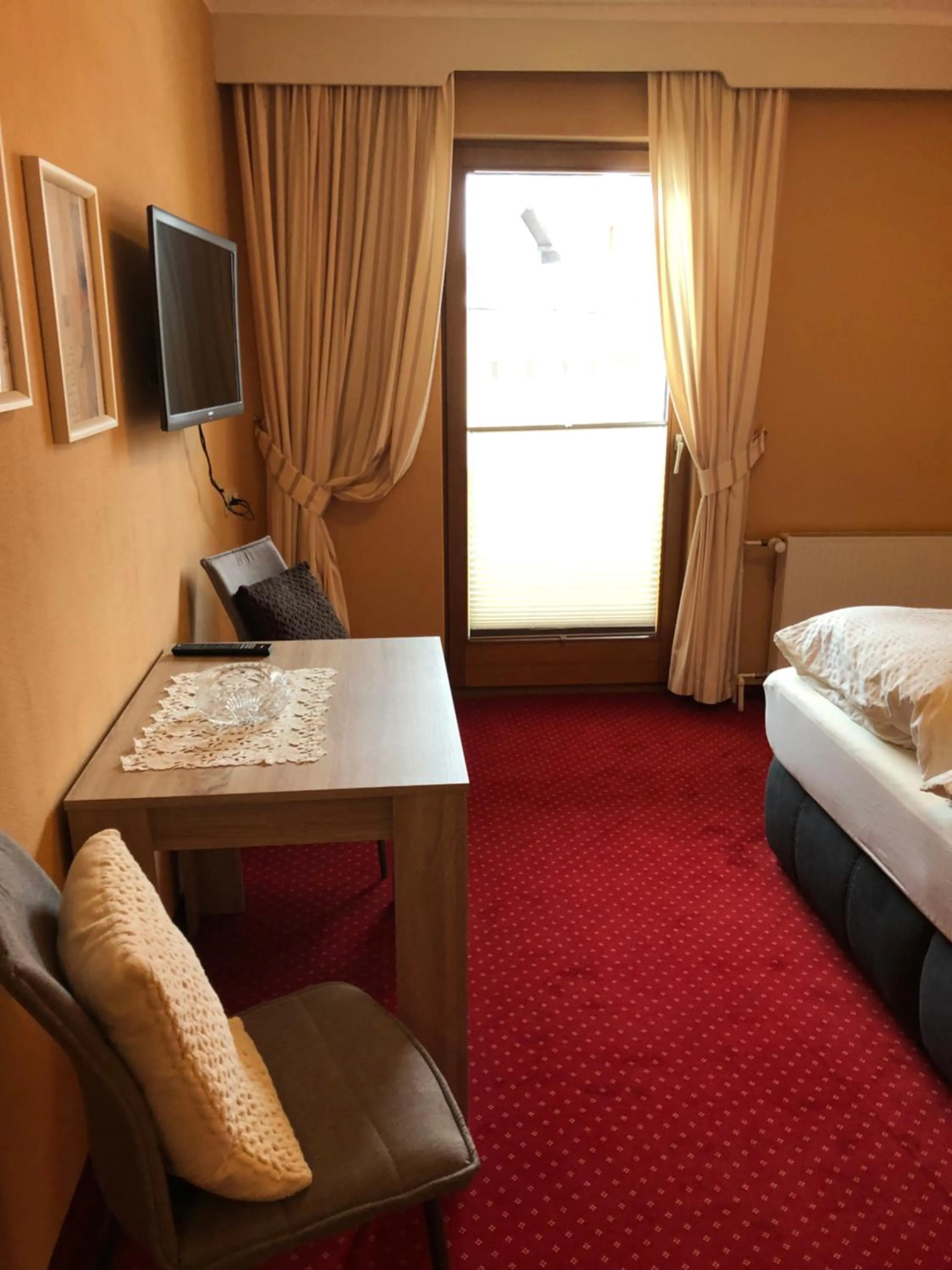 Bed in Hotel-Restaurant Gasthof zum Schützen