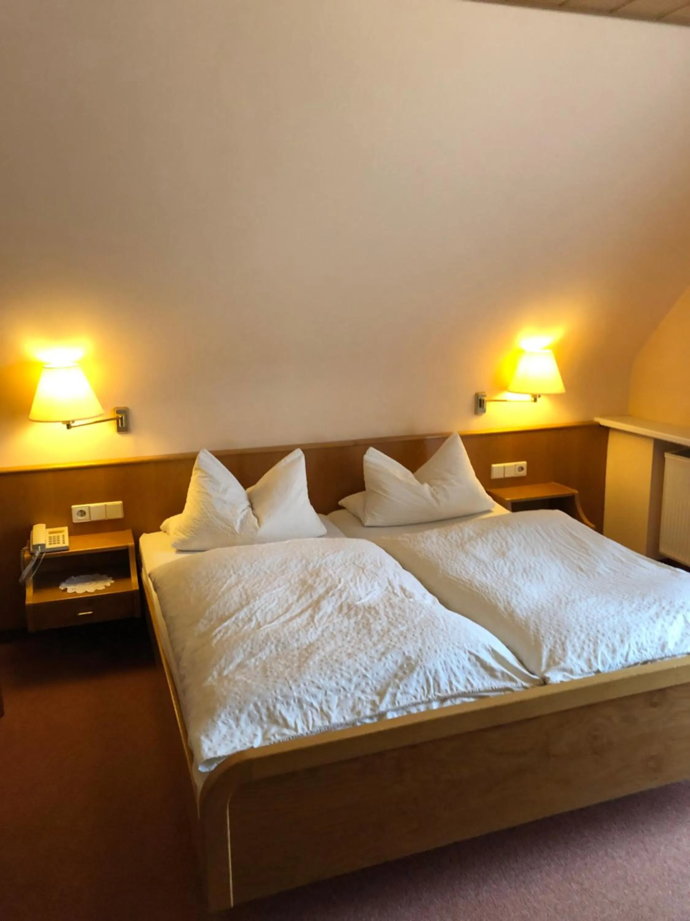Bed in Hotel-Restaurant Gasthof zum Schützen