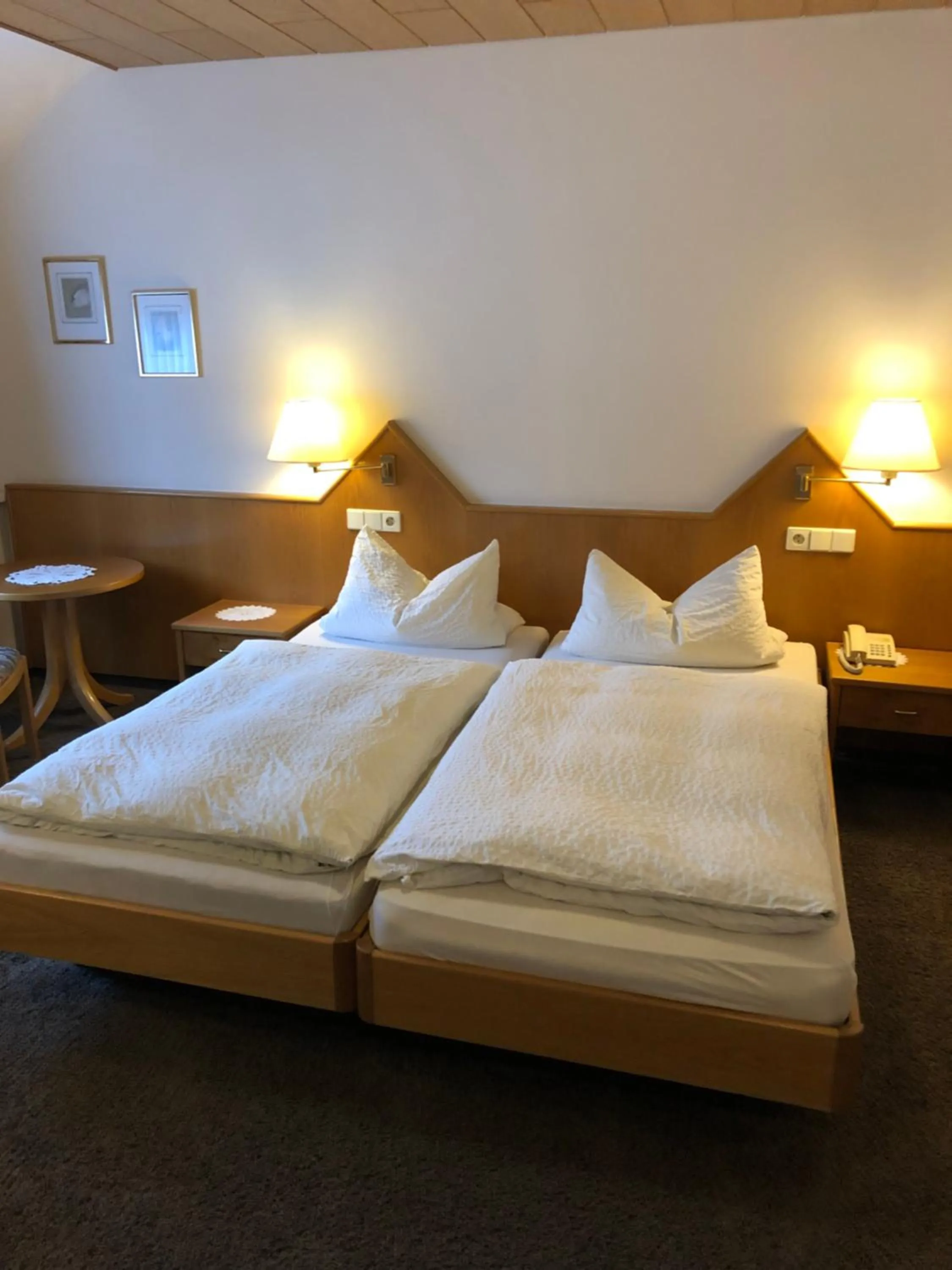 Bed in Hotel-Restaurant Gasthof zum Schützen