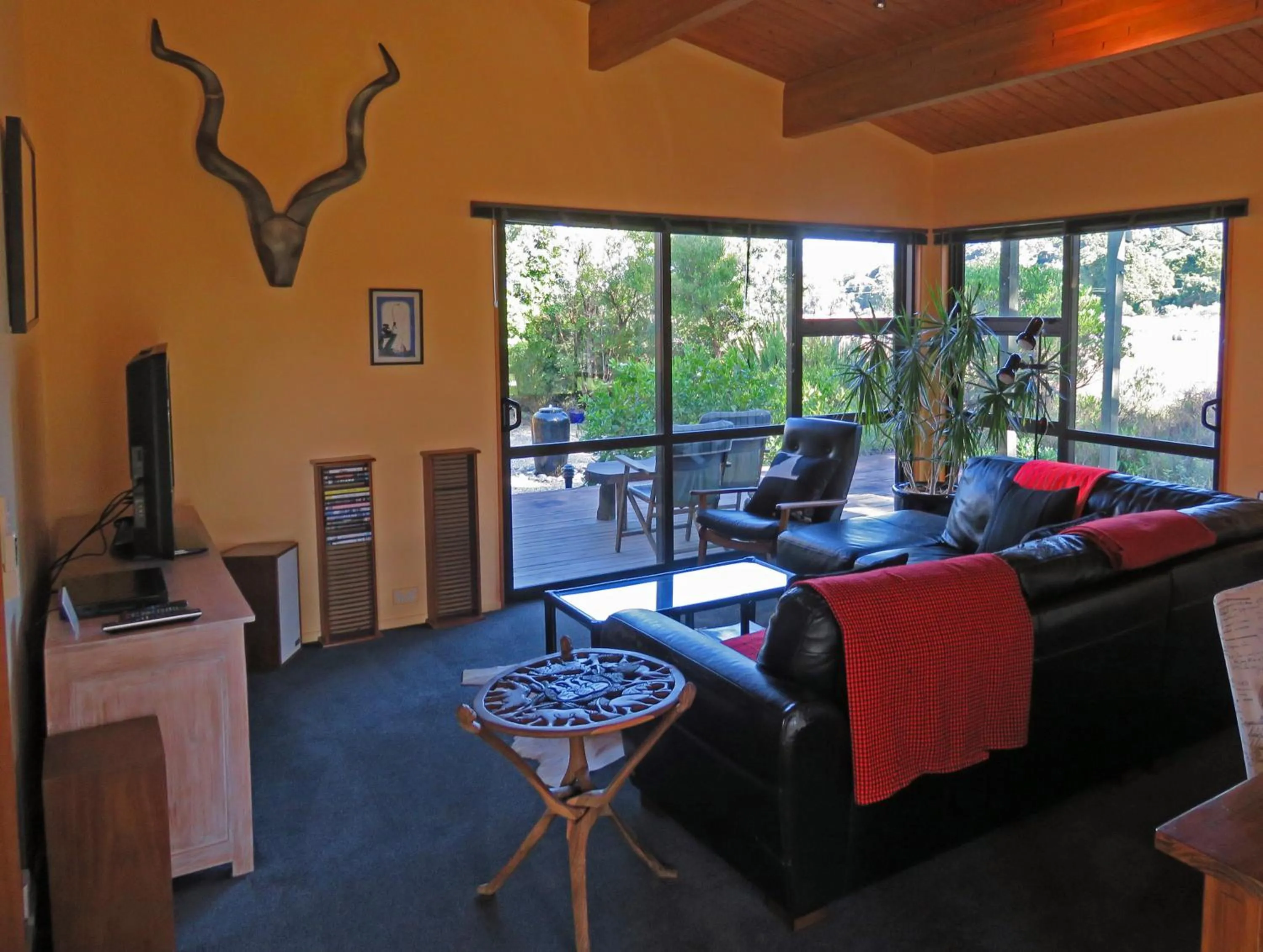 Lounge or bar in Twin Waters Lodge