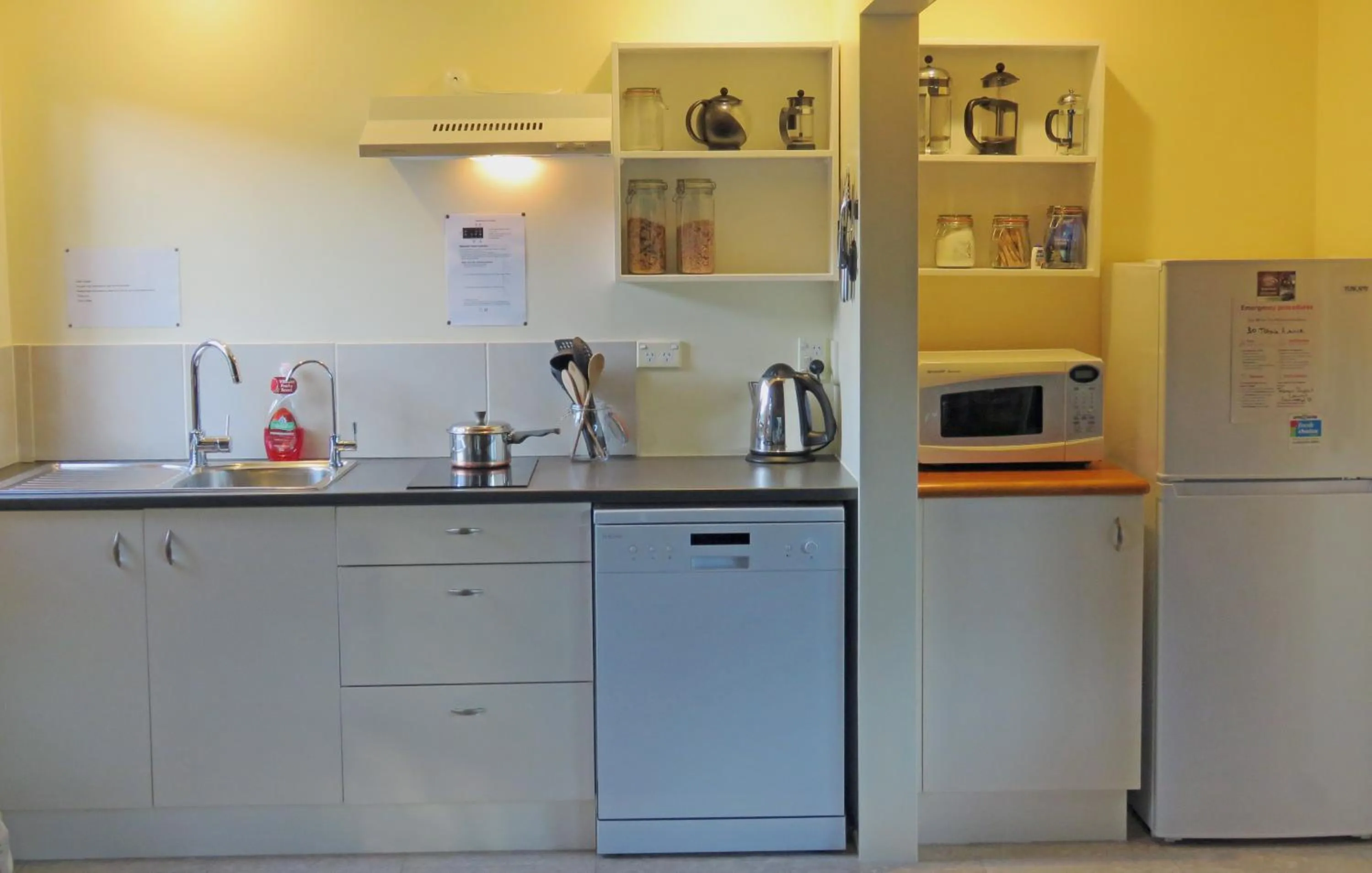 Kitchen or kitchenette in Twin Waters Lodge