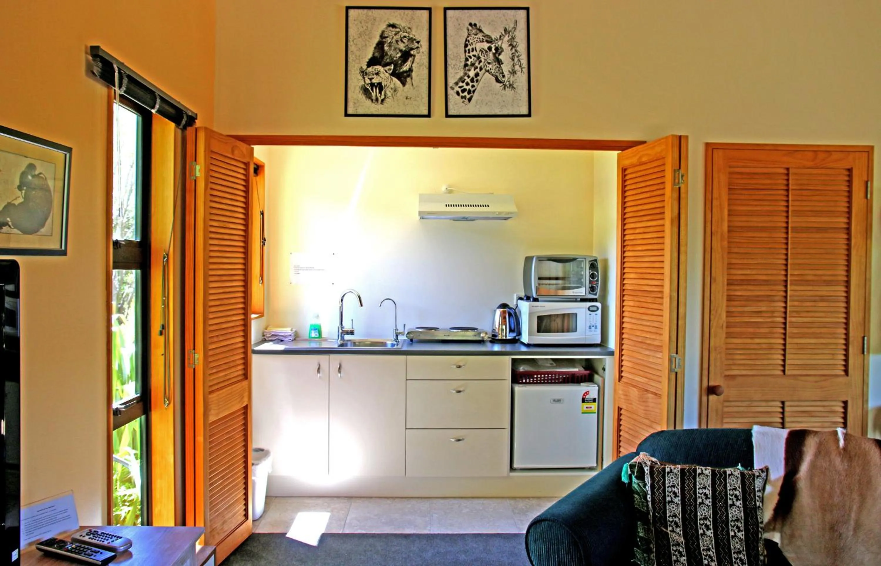 Communal lounge/ TV room in Twin Waters Lodge