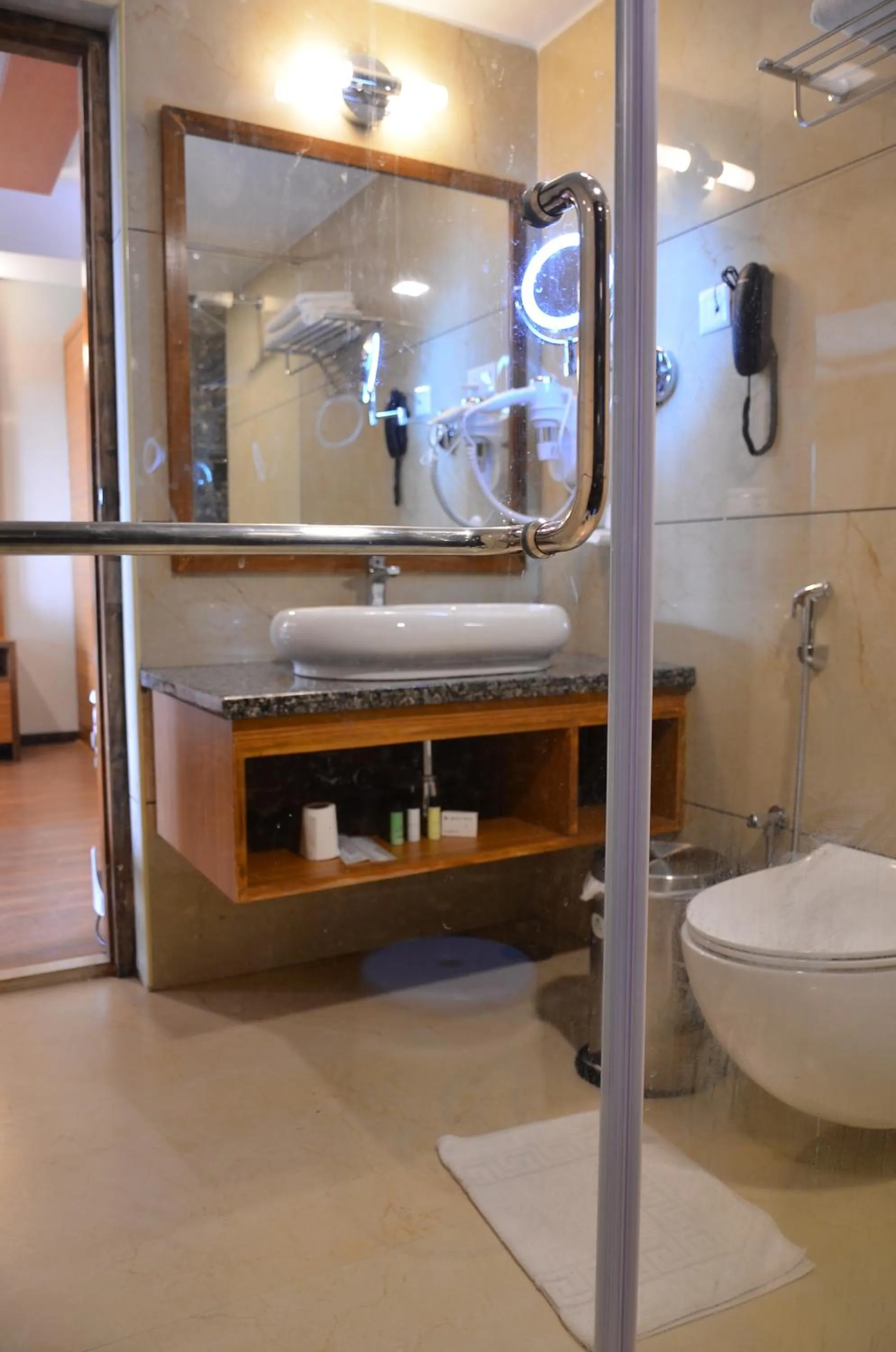 Toilet in Benzz Park Family Resort Kodaikanal