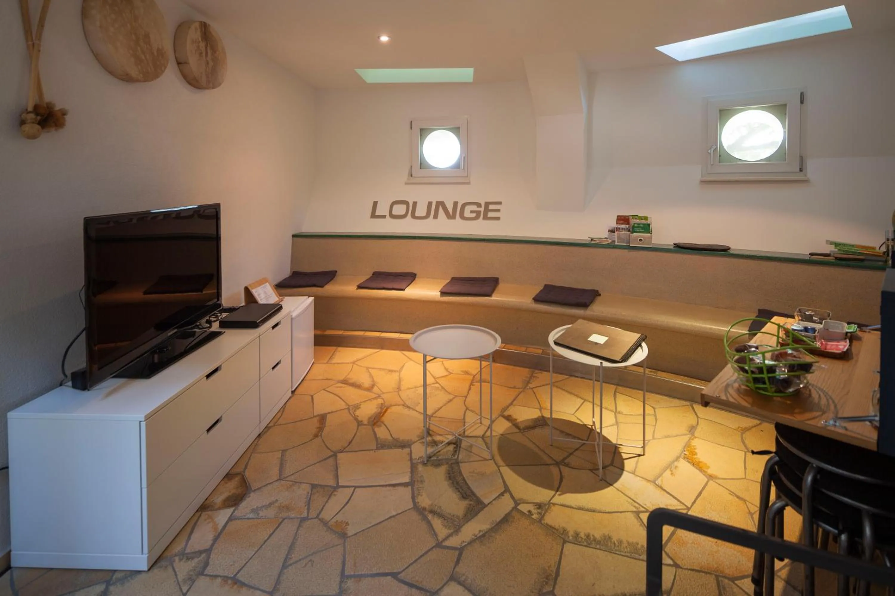 Communal lounge/ TV room in Bergwerksilo Herznach