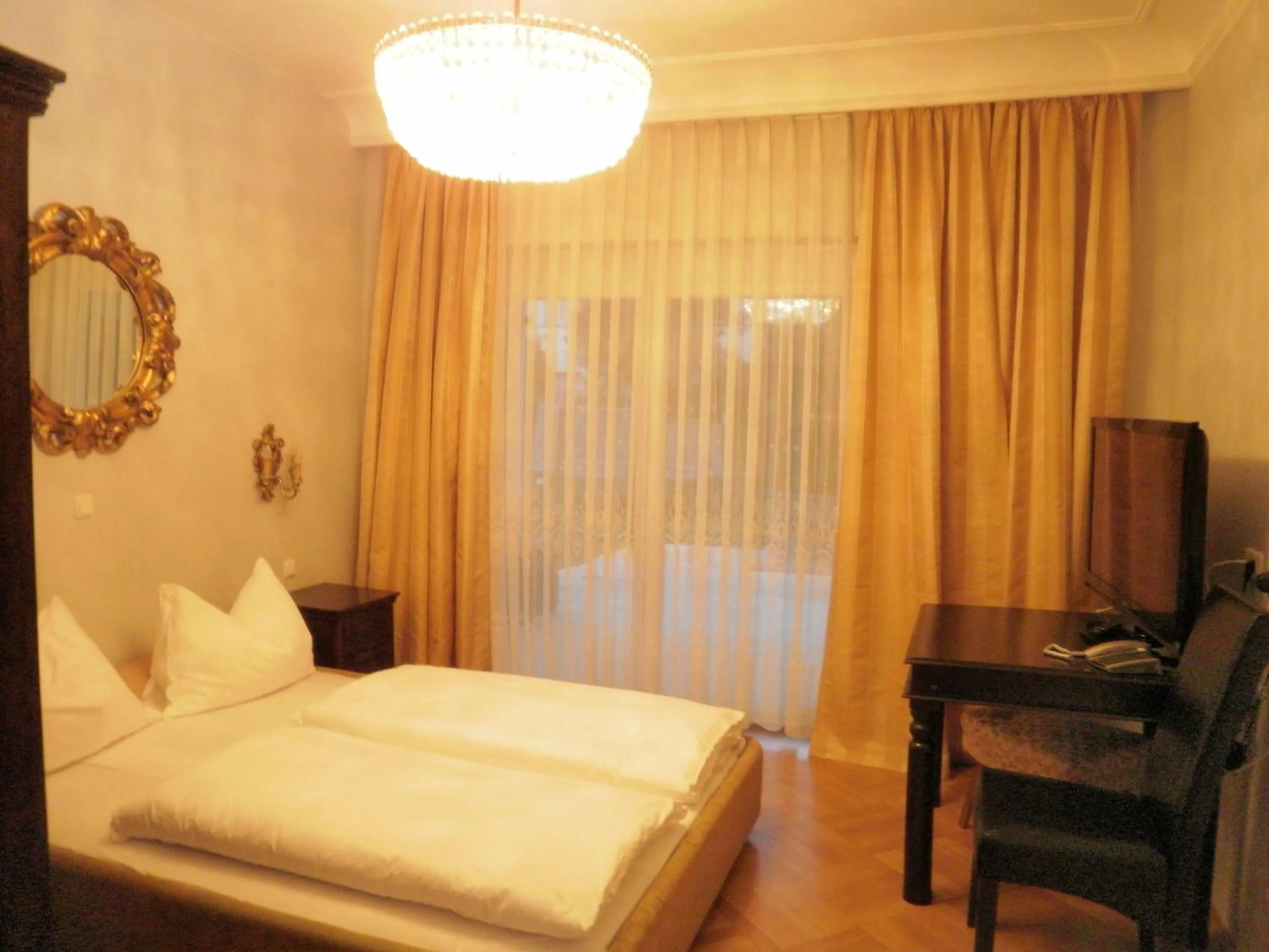 Bed in Stadtvilla Auerhahn