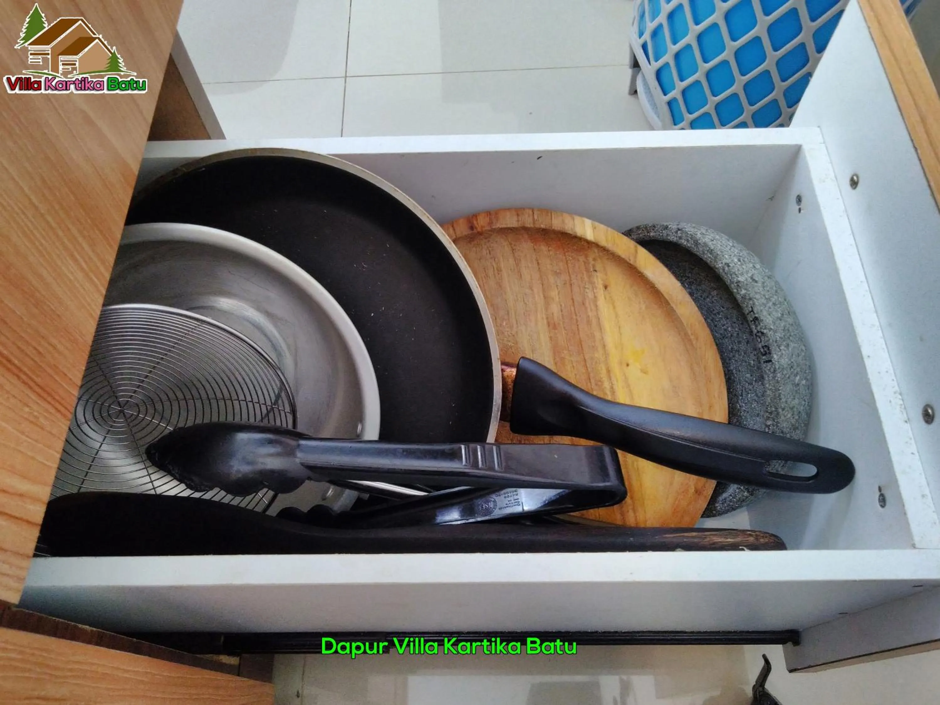 Kitchen or kitchenette in Rumah Kartika Batu