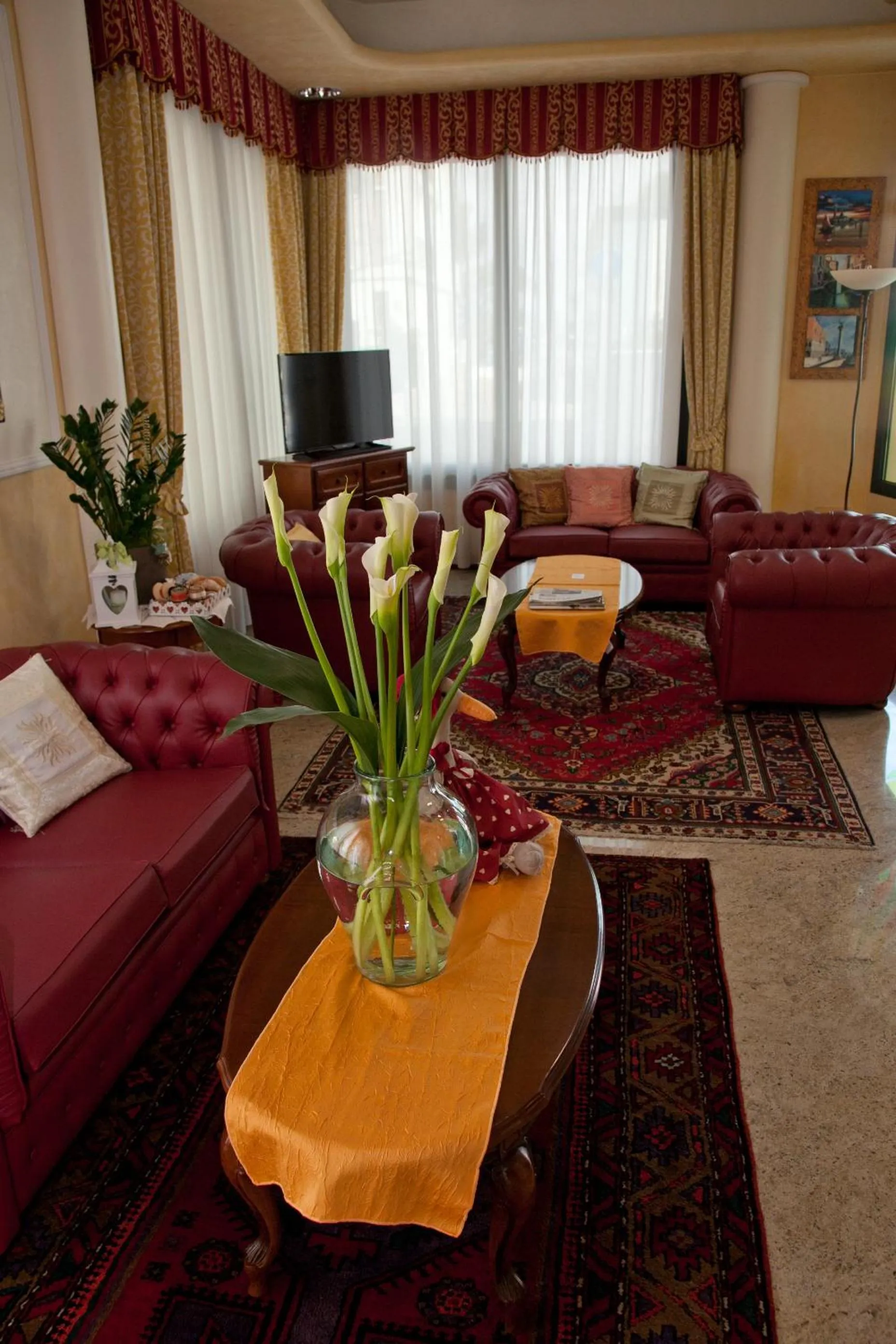 Communal lounge/ TV room in Hotel Garni San Carlo