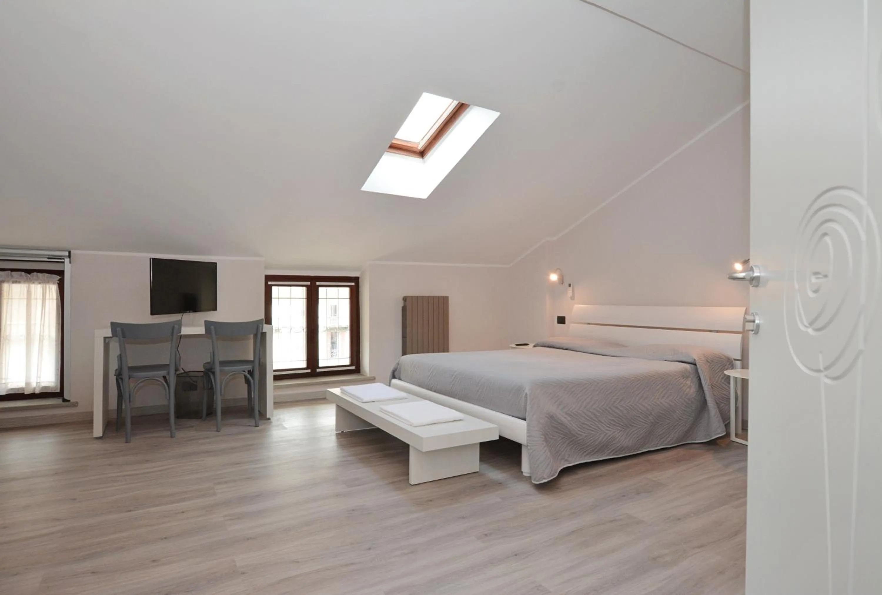 Photo of the whole room, Bed in Hotel & Apartments " Perpoin "