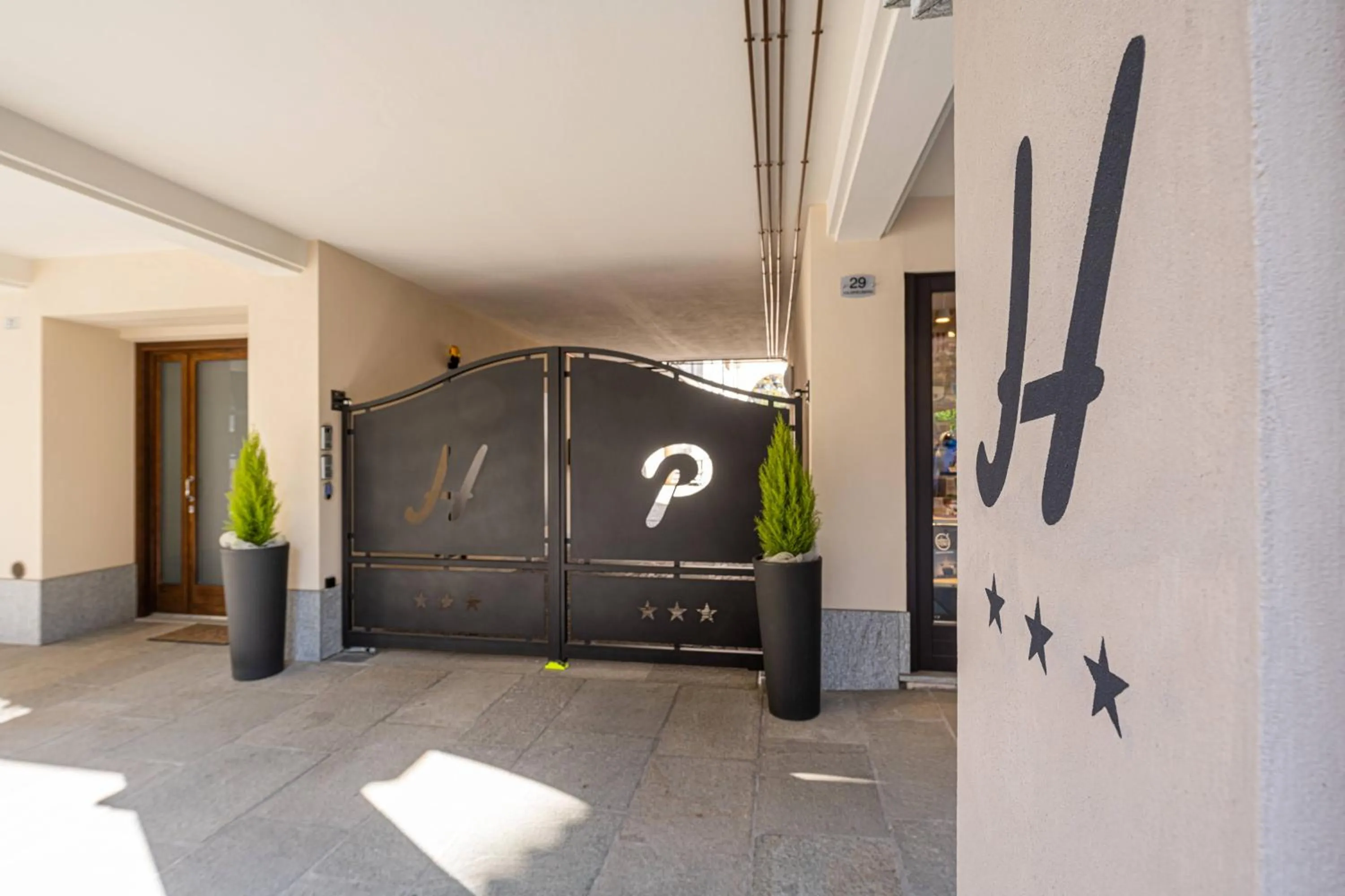 Hotel & Apartments " Perpoin "