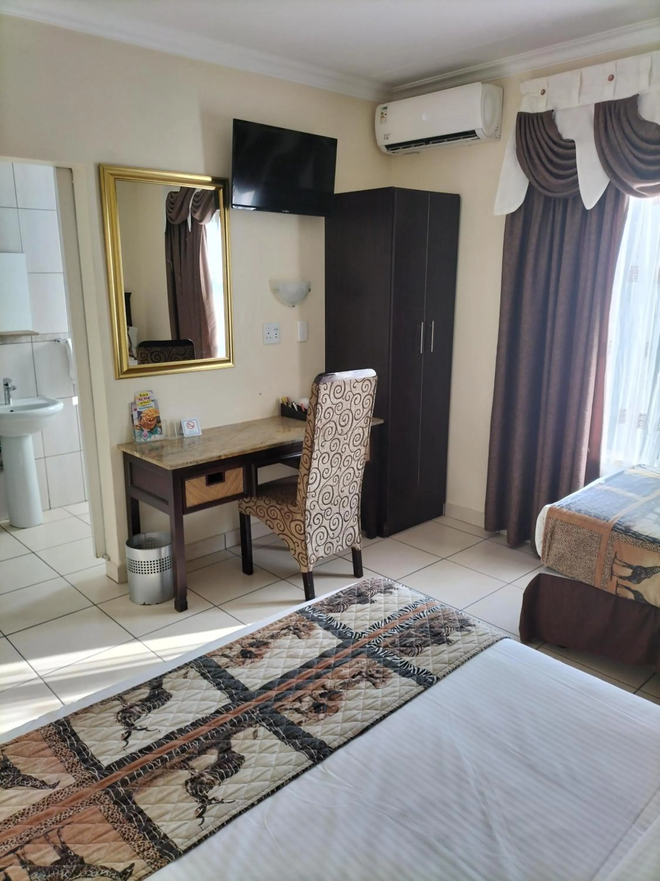 Photo of the whole room, Bed in Ecotel Southgate