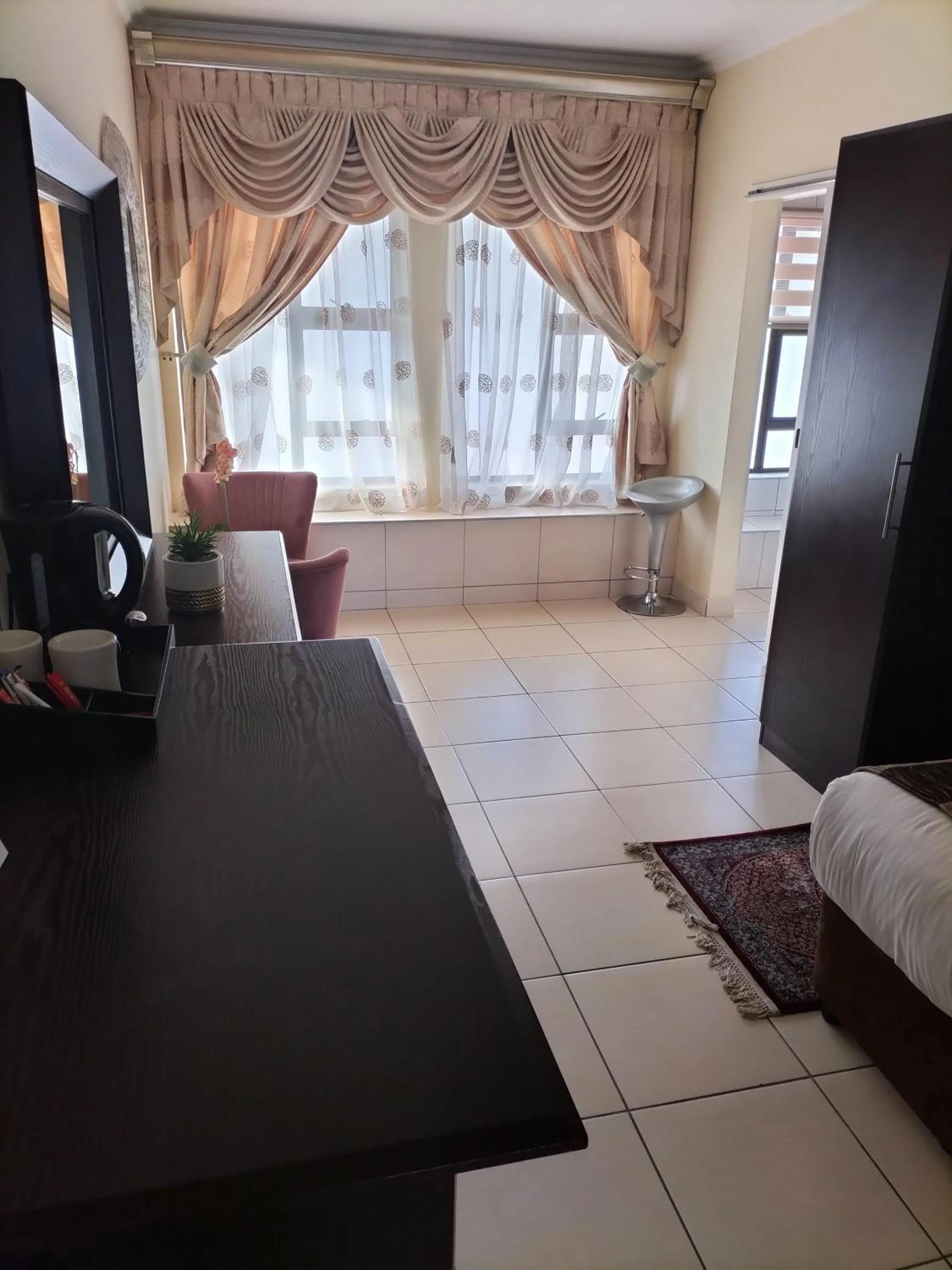 Photo of the whole room in Ecotel Southgate