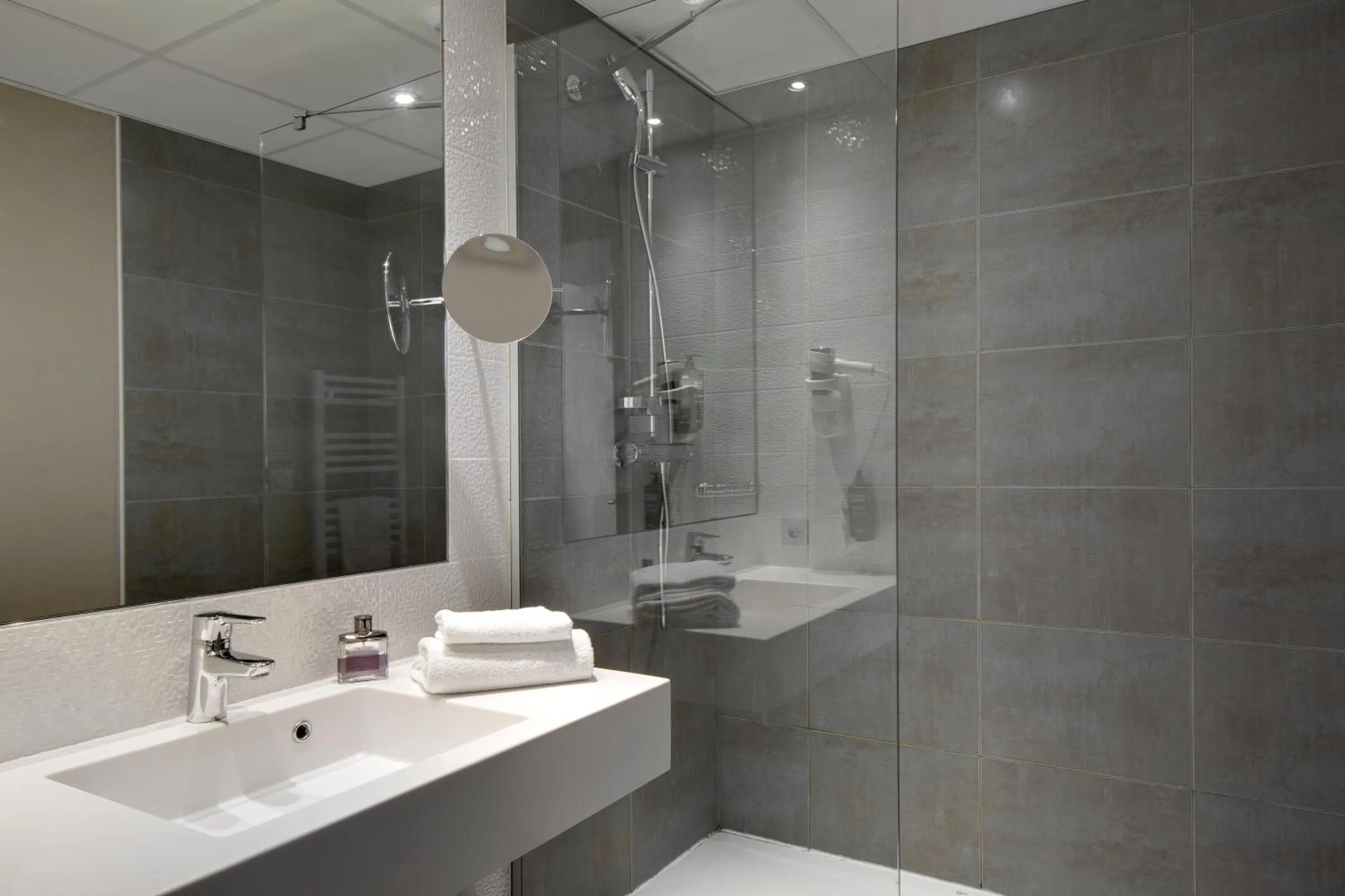 Shower in Hôtel ibis Styles Montargis Arboria