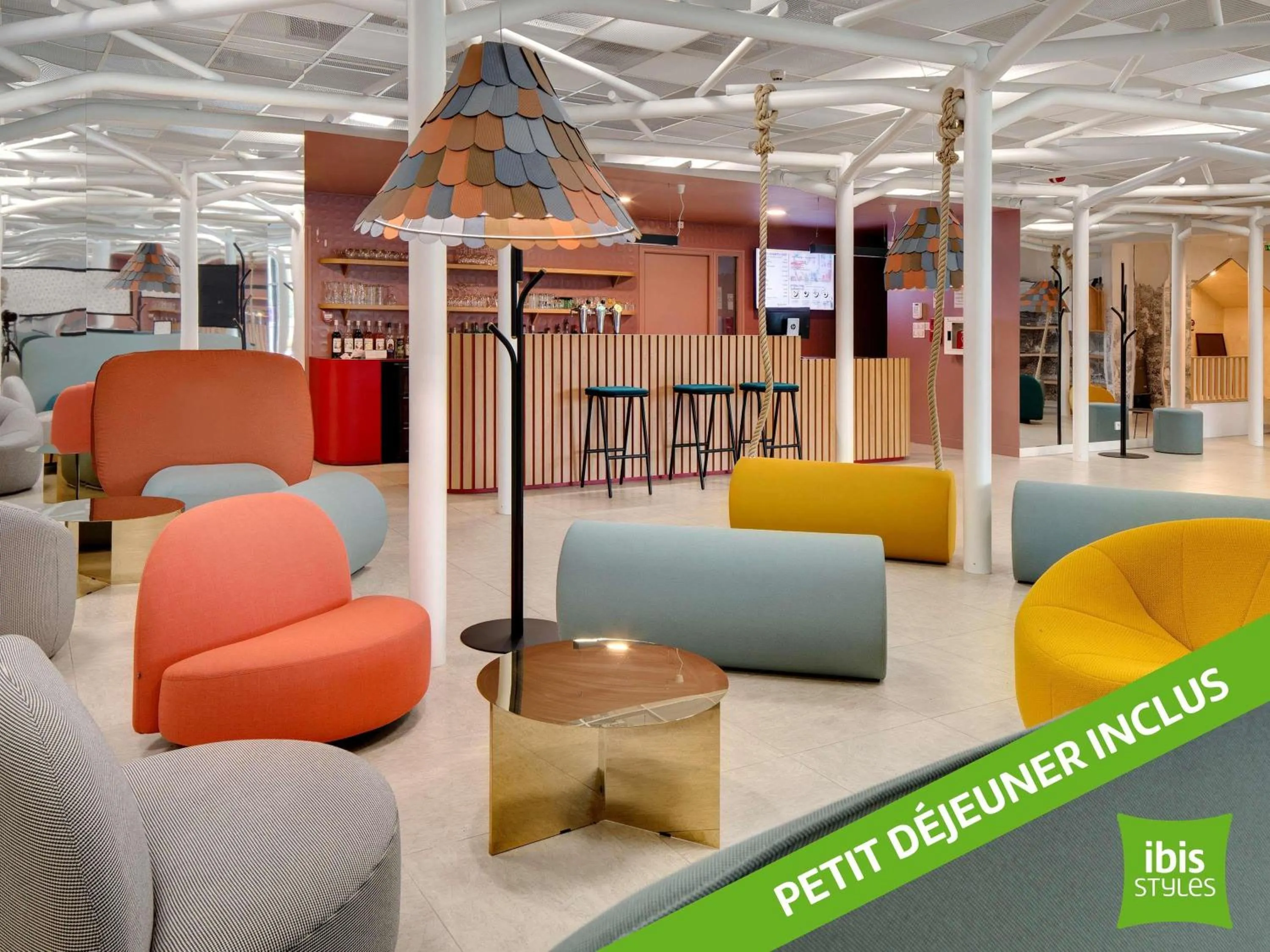 Property building in Hôtel ibis Styles Montargis Arboria