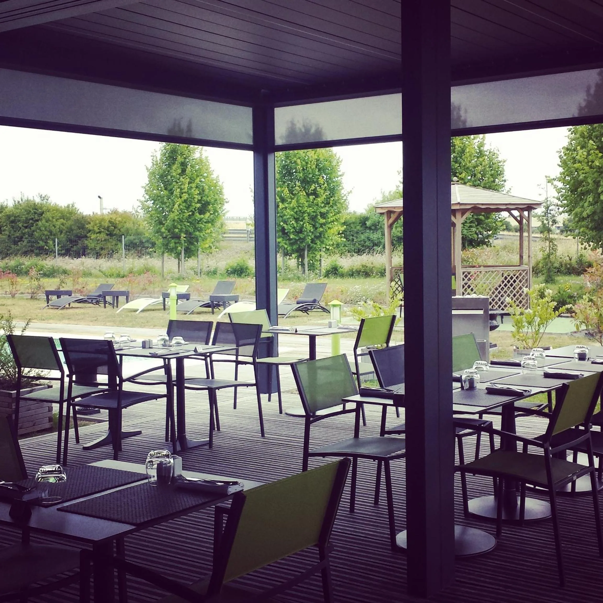Patio in Hôtel ibis Styles Montargis Arboria