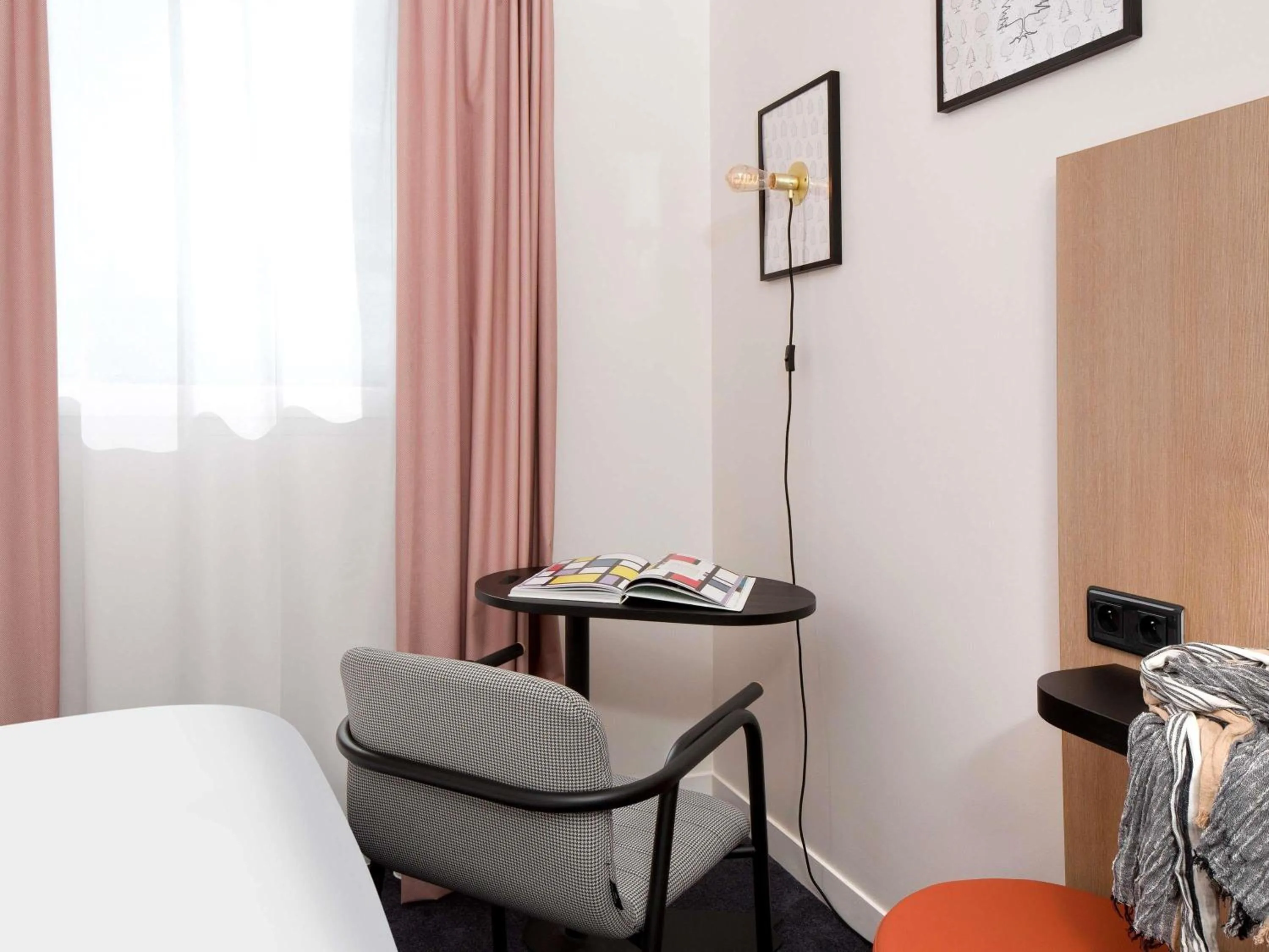 Bedroom, Bed in Hôtel ibis Styles Montargis Arboria