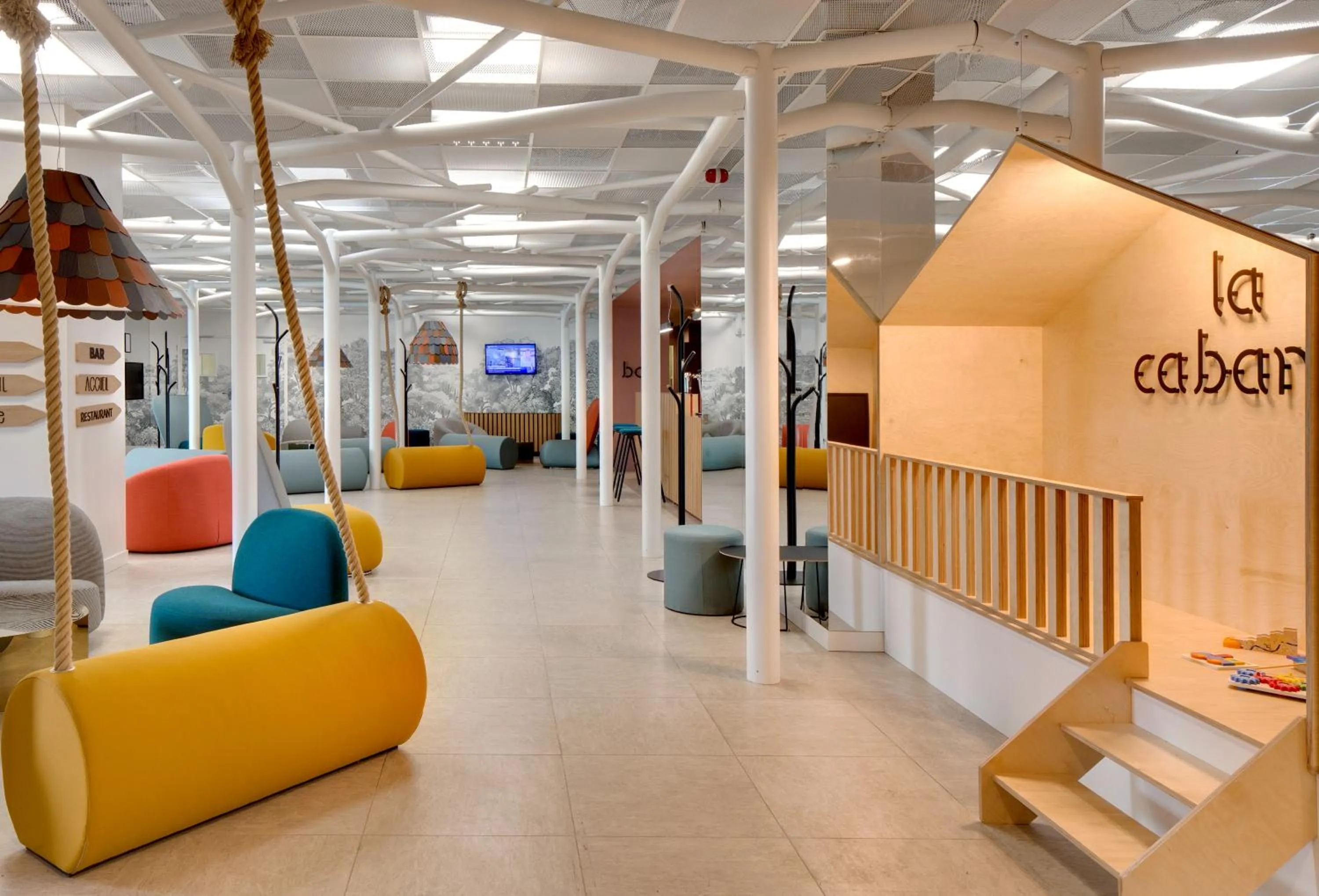 Communal lounge/ TV room in Hôtel ibis Styles Montargis Arboria