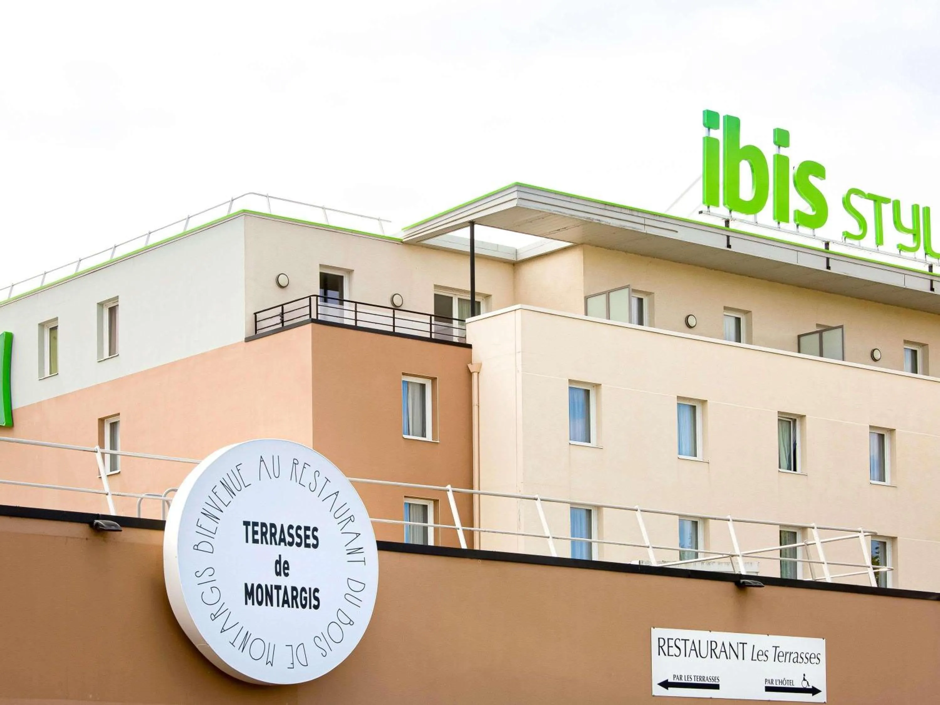 Property building in Hôtel ibis Styles Montargis Arboria
